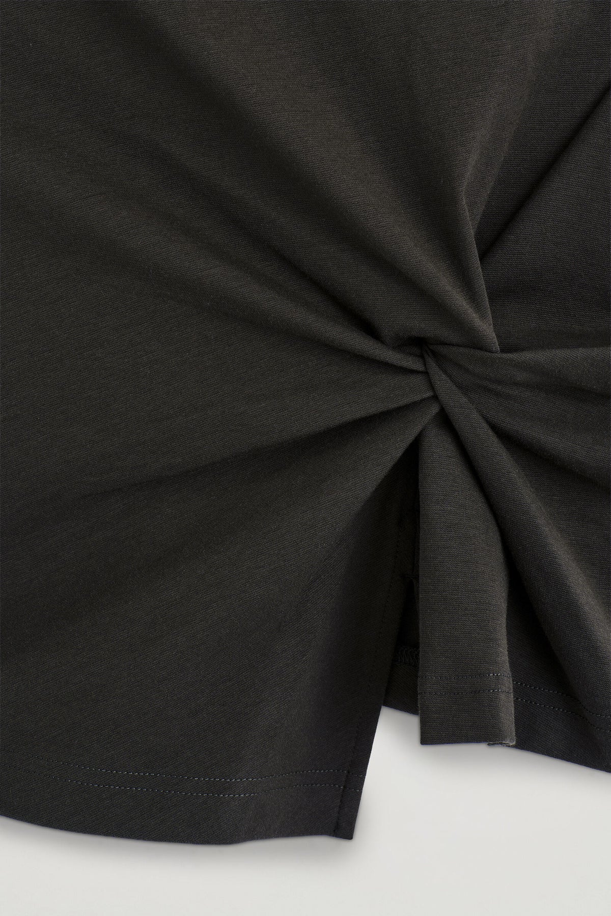 TOP CON DETALLE DE NUDO - VERDE OSCURO | DescriptiveDetail