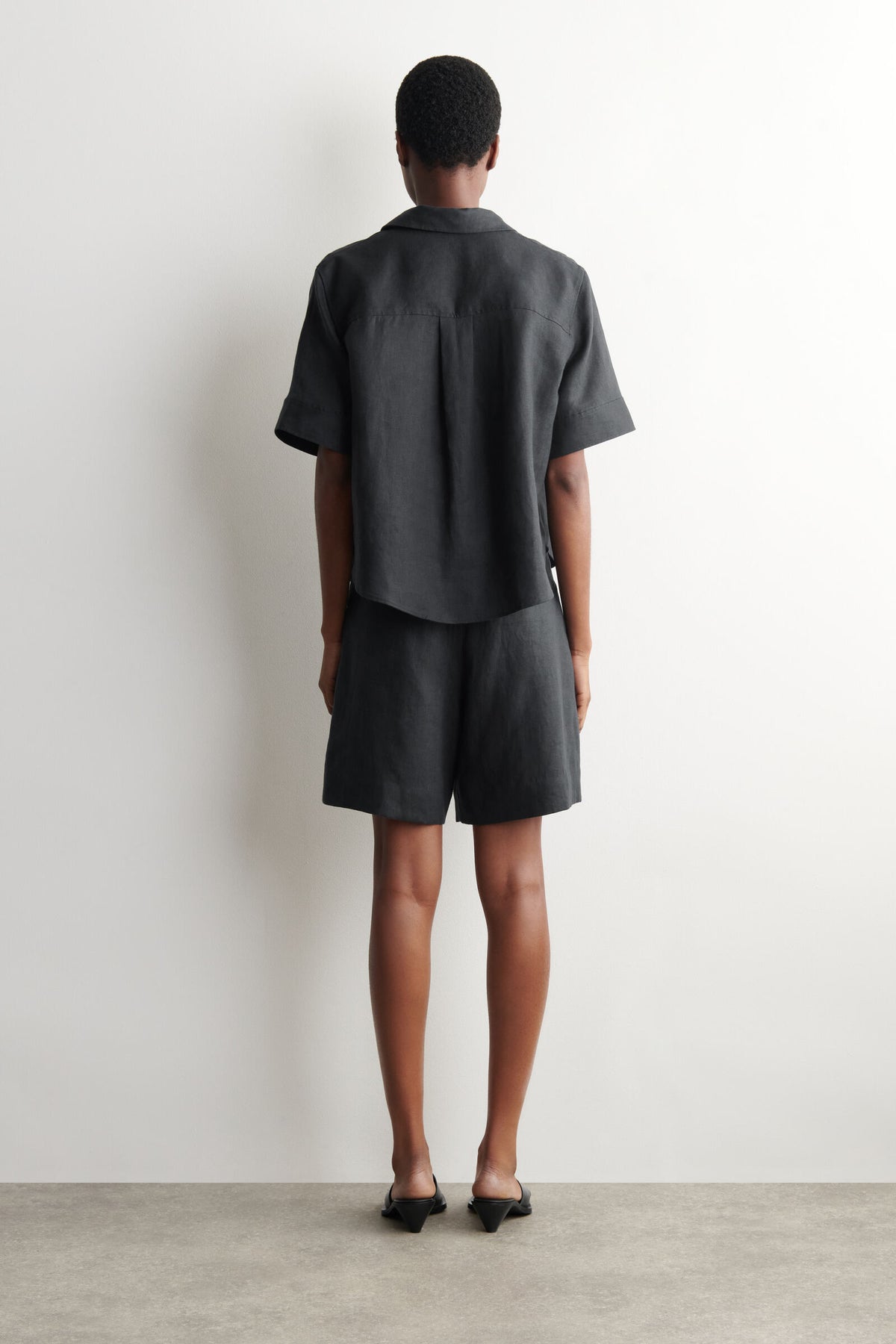 SHORTS DE LINO SASTRE CON ELÁSTICO - NEGRO - StillMedia/Lookbook