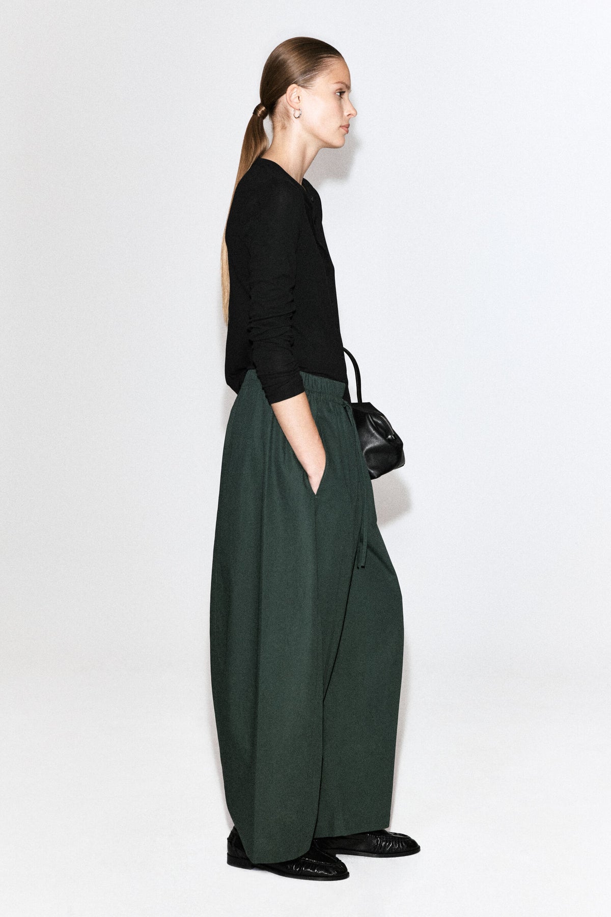 PANTALONES ELÁSTICOS DE PIERNA BARREL - VERDE OSCURO
