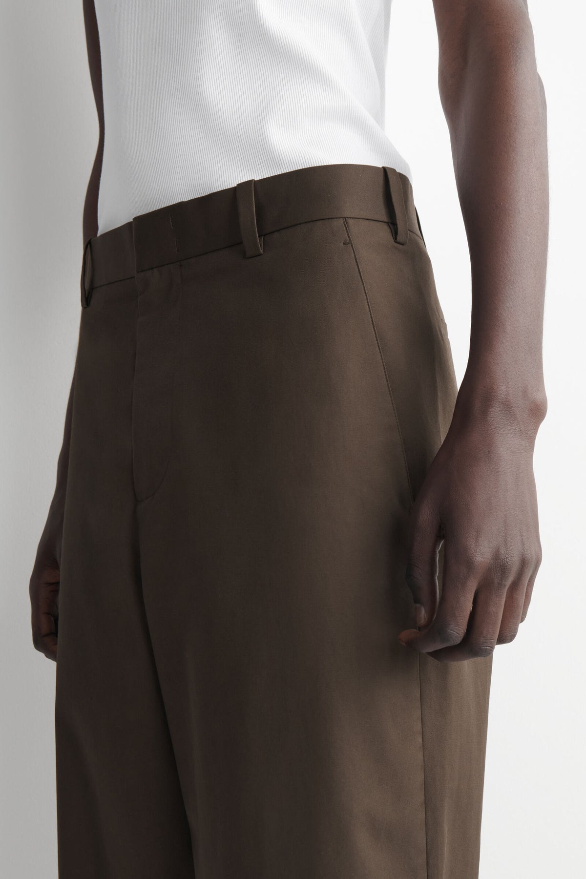 CHINOS DE ALGODÓN DE CORTE RELAJADO Y PIERNA ANCHA - MARRÓN OSCURO