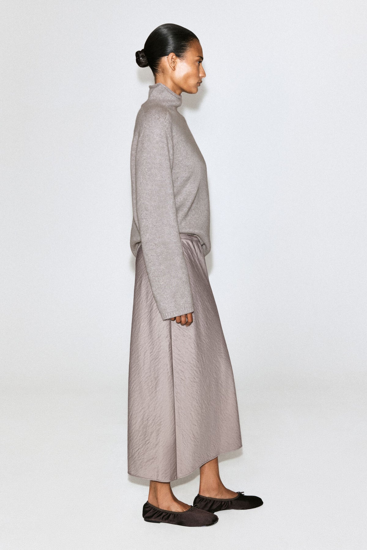 FALDA MIDI DE SATÍN ARRUGADO - GRIS PALOMA