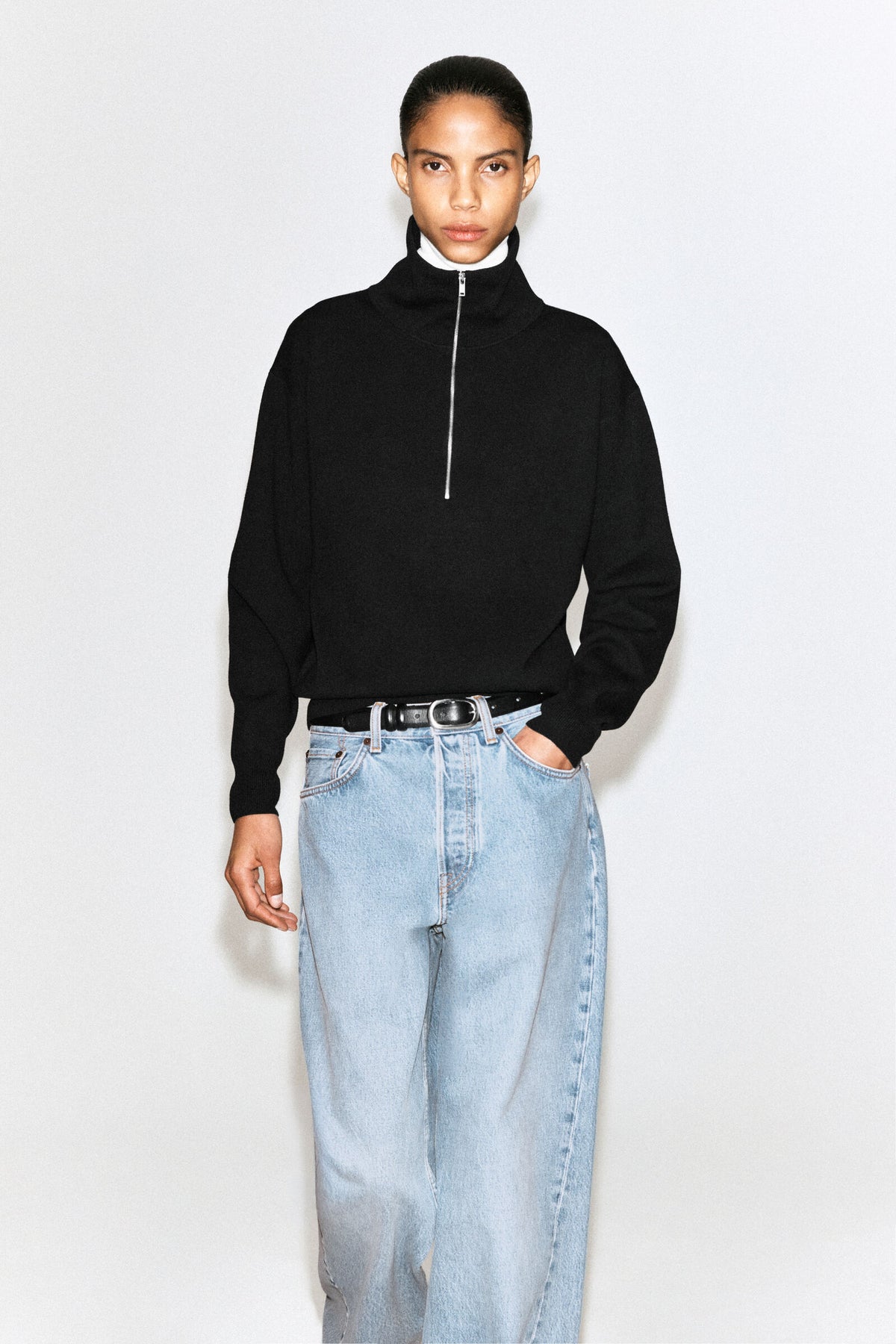 SWEATER DE PUNTO CON MEDIO CIERRE Y CUELLO DE EMBUDO - NEGRO