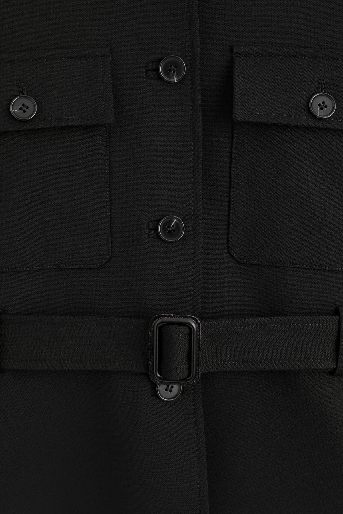 SACO PEPLUM CON CINTURÓN - NEGRO | DescriptiveDetail