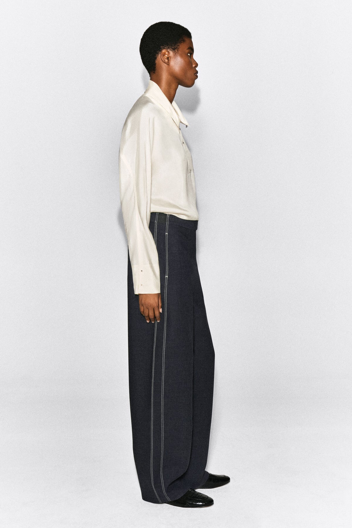 PANTALONES DE PIERNA BARREL CON COSTURAS - CARBÓN