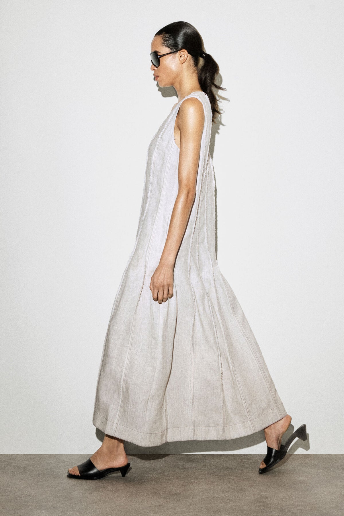 VESTIDO MIDI DE LINO PLISADO Y ESCULTÓRICO - GRIS CLARO