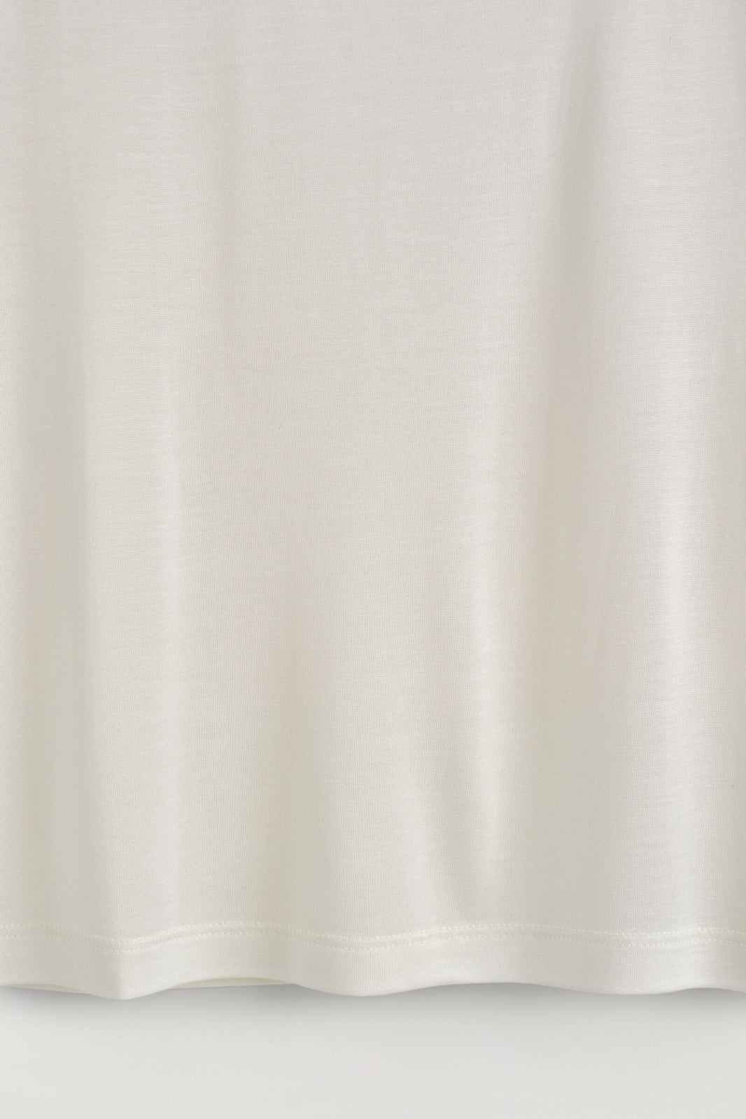 CAMISETA DE SEDA AJUSTADA - MARFIL | DescriptiveDetail
