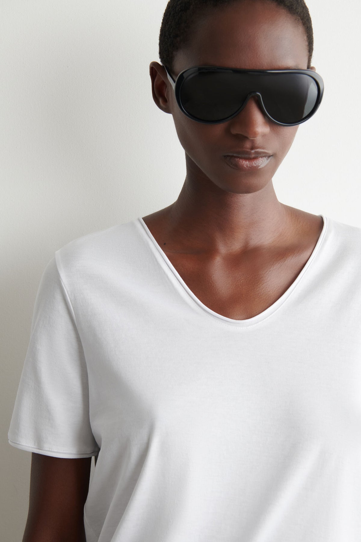 CAMISETA DE ALGODÓN LIGERO CON CUELLO U - BLANCO