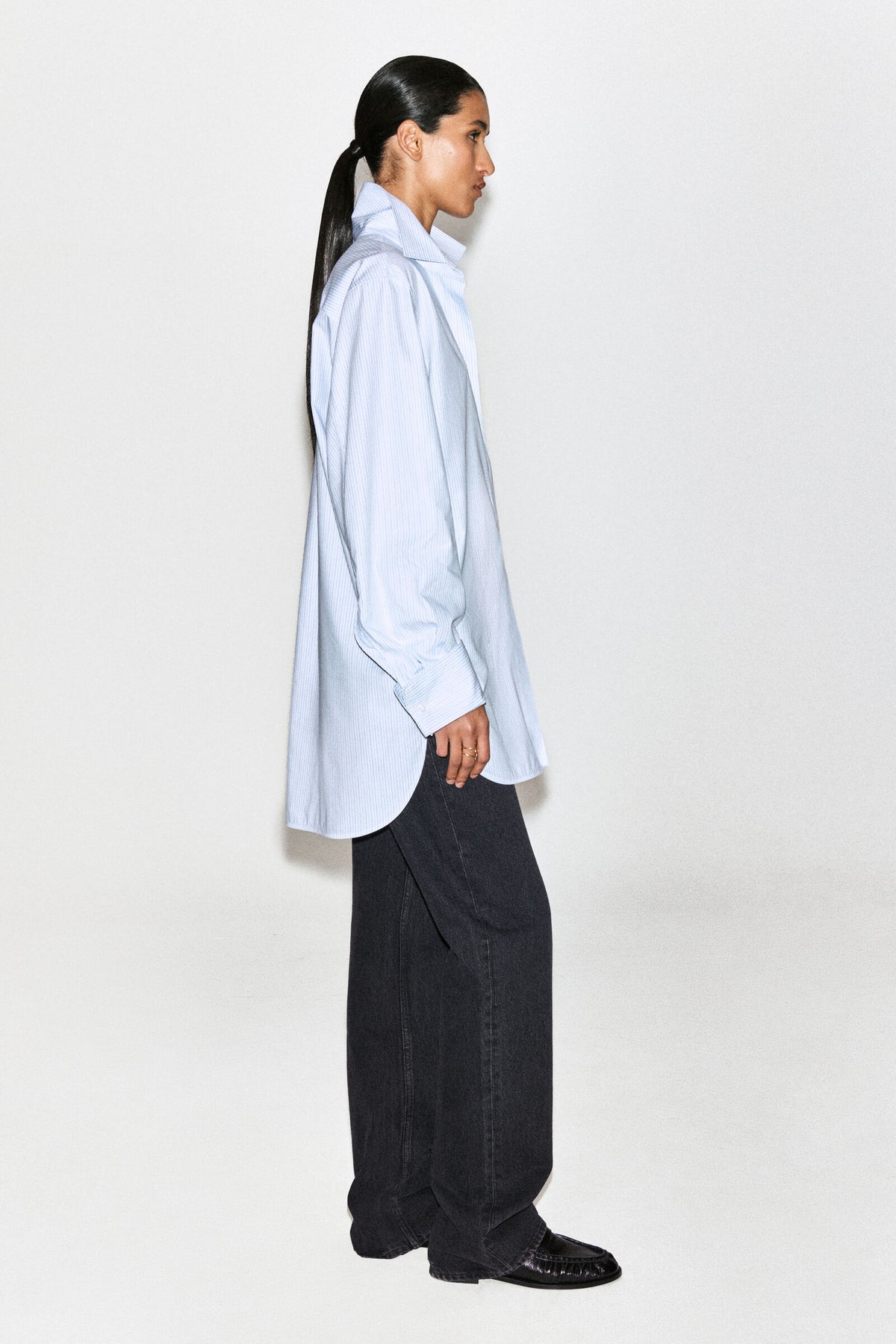 CAMISA DE MEZCLA DE ALGODÓN A RAYAS CON CUELLO RECORTADO - AZUL / BLANCO / RAYADO