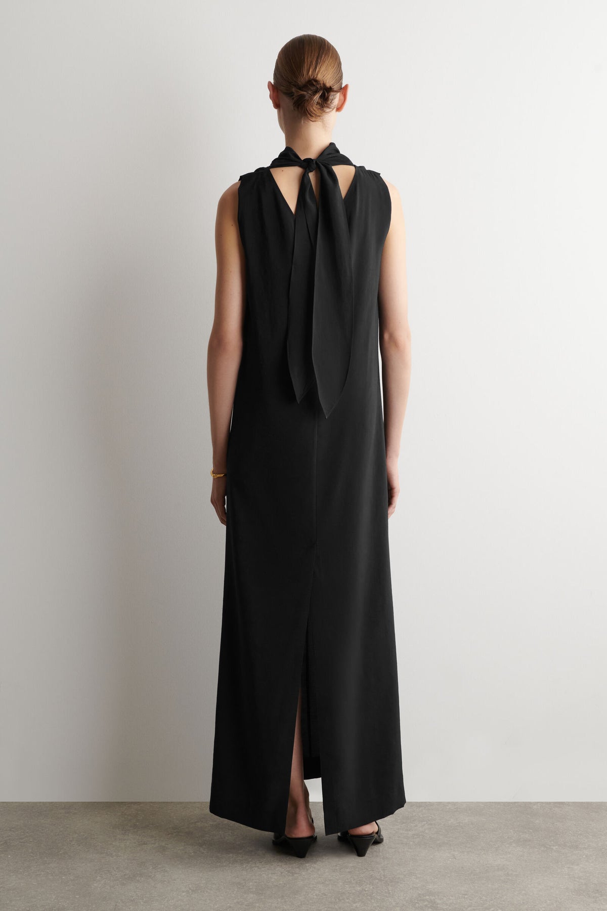 VESTIDO MAXI CON CUELLO ALTO Y DETALLE DE LAZO - NEGRO - StillMedia/Lookbook
