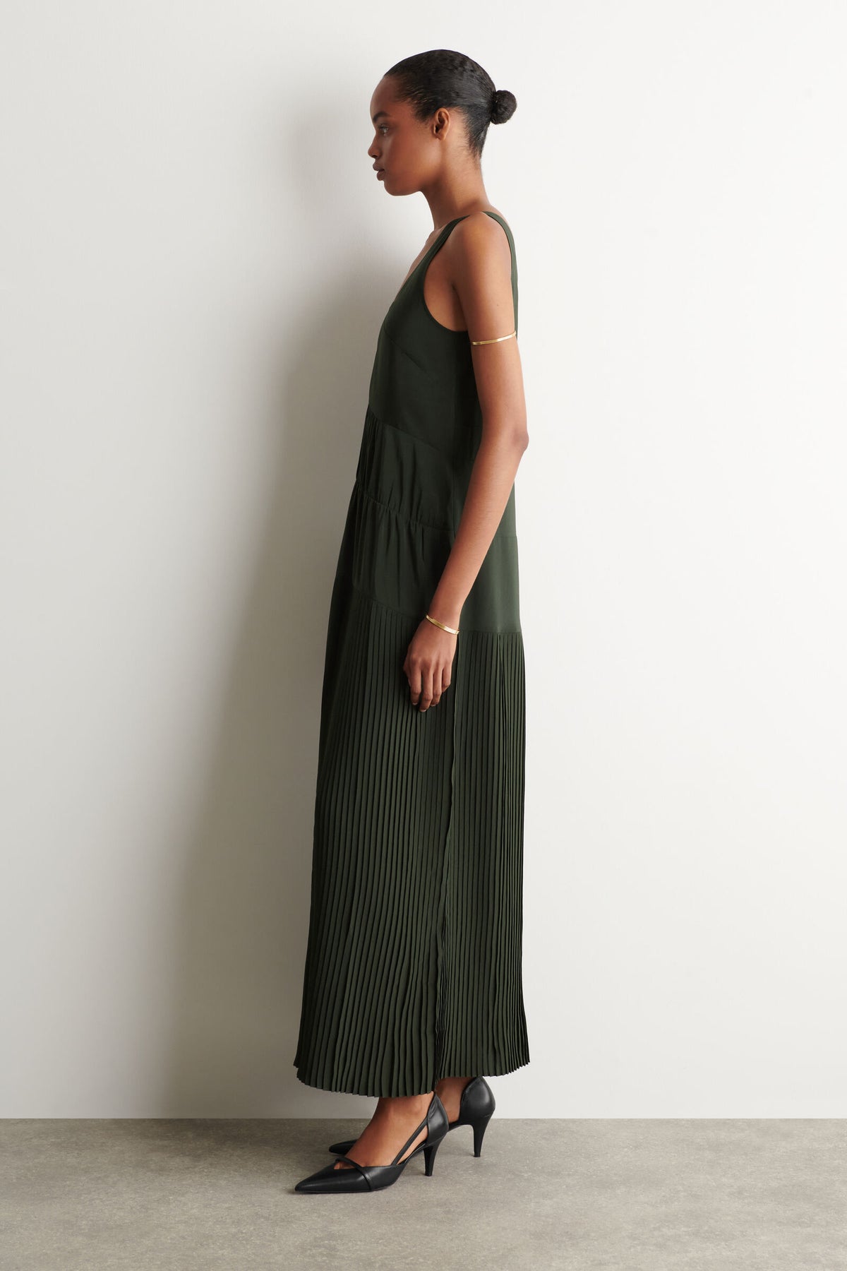 VESTIDO MAXI PLISADO CON ESCOTE V Y FRUNCIDO - VERDE OSCURO