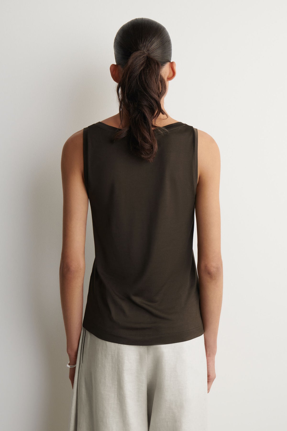 TANK TOP DE SEDA CON ESCOTE REDONDO - MARRÓN