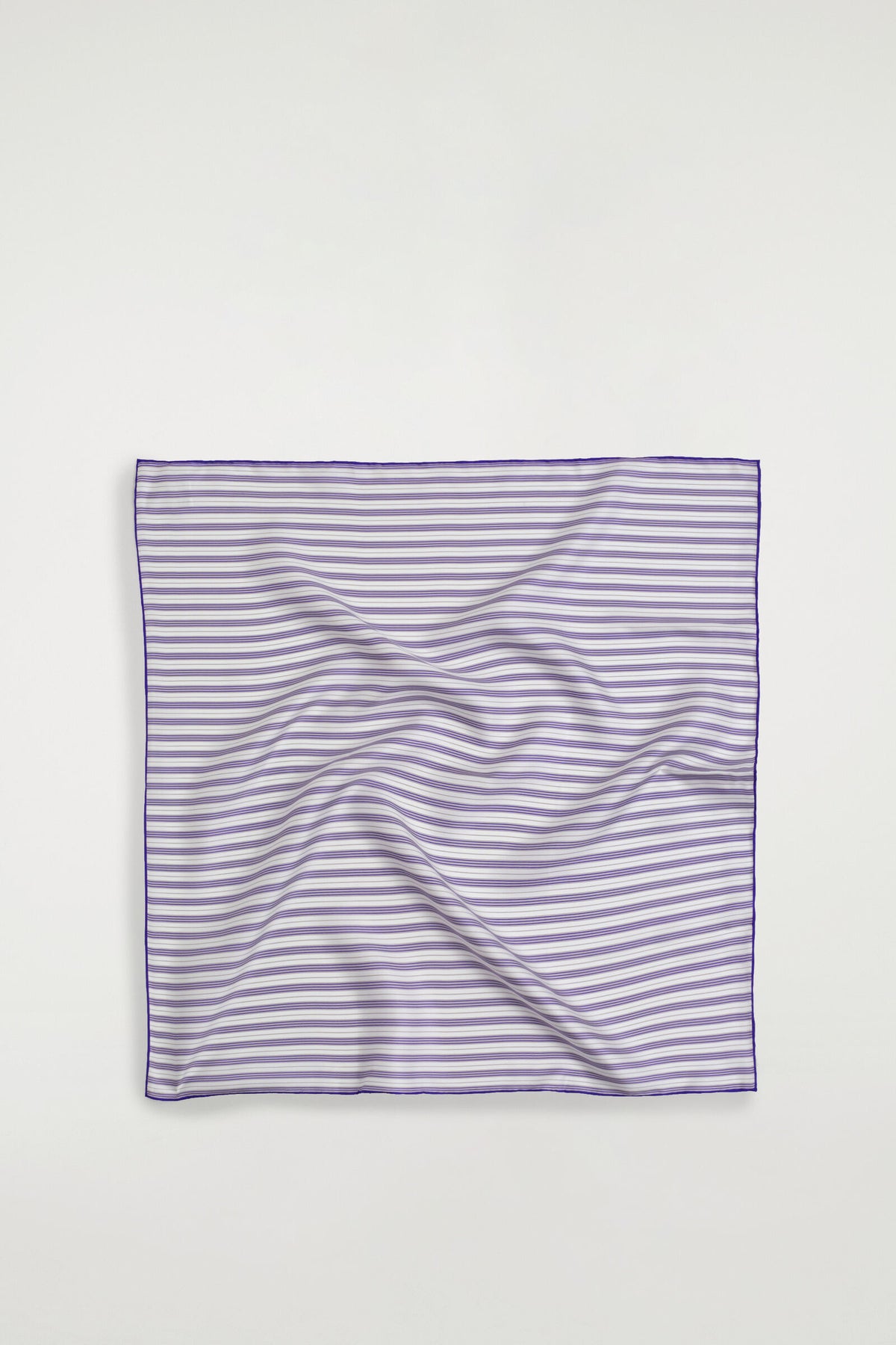 PAÑUELO DE SEDA A RAYAS - MORADO / RAYAS | DescriptiveStillLife