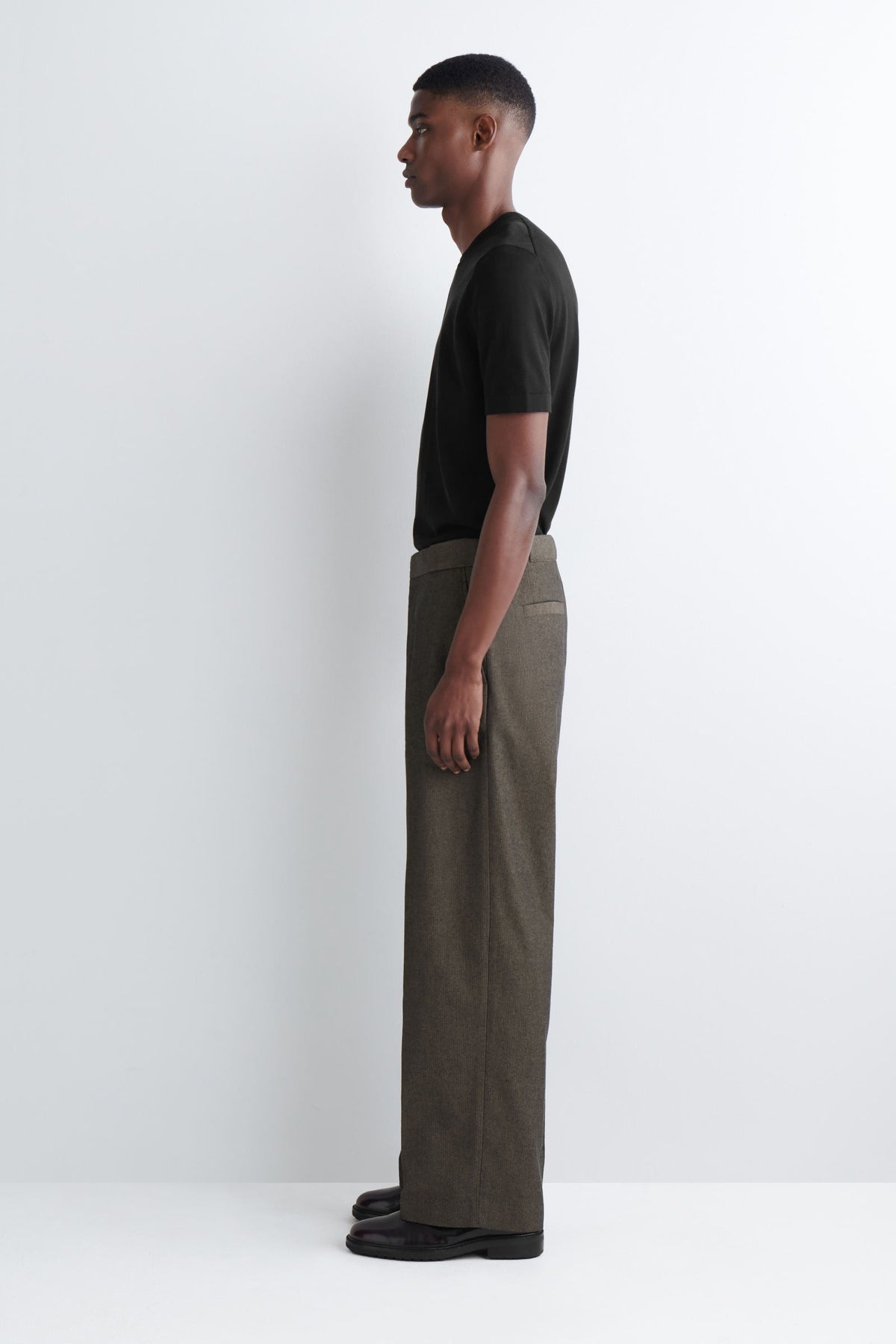 PANTALONES WIDE-LEG RELAJADOS DE ESPIGA - MARRÓN OSCURO - StillMedia/Lookbook