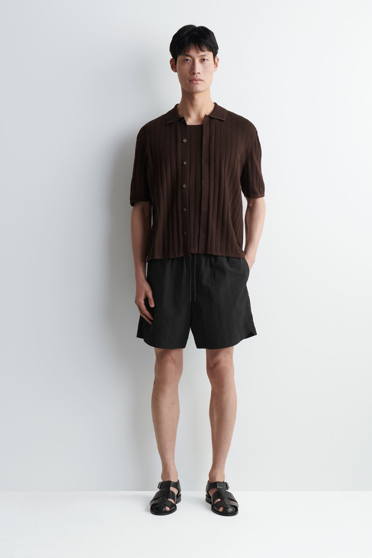 SHORTS DE NYLON DE PIERNA ANCHA CON CORDÓN - NEGRO
