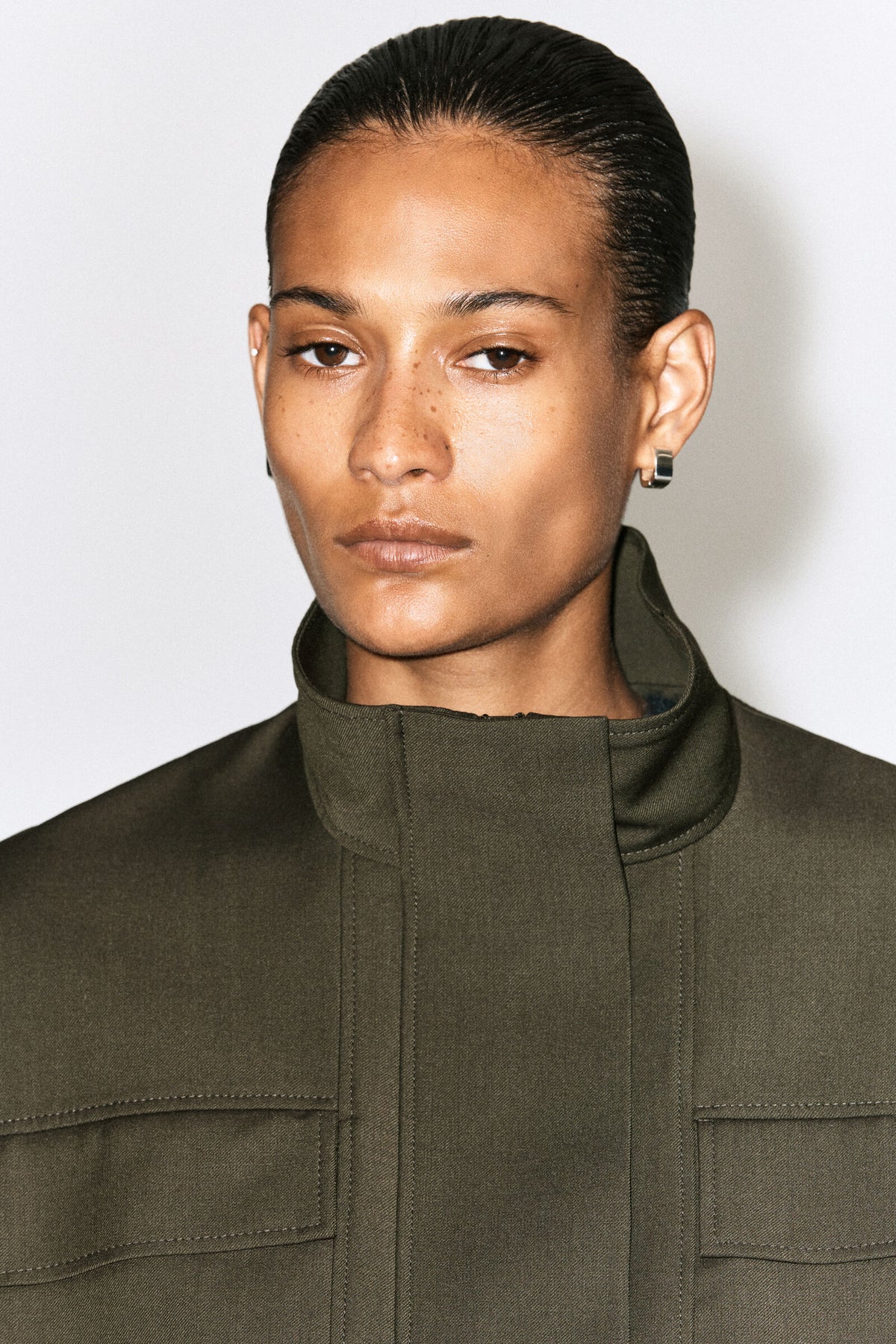 CHAQUETA BOMBER DE MEZCLA DE LANA CON CUELLO DE EMBUDO - KHAKI MÉLANGE