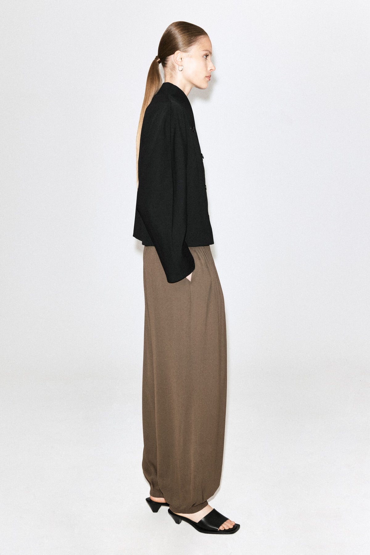 PANTALONES DE CREPÉ CON PLIEGUES - BEIGE OSCURO