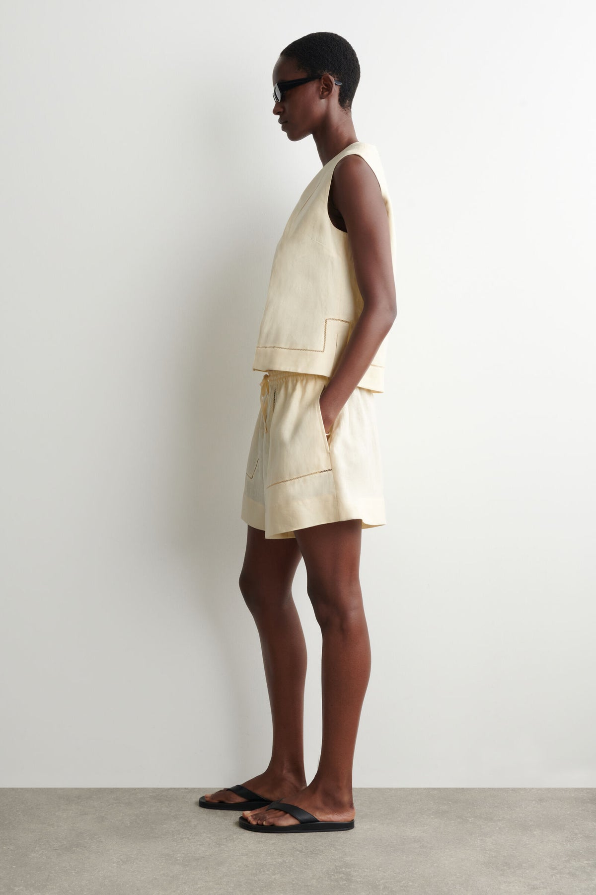 SHORTS DE LINO CON DETALLES BORDADOS - AMARILLO MANTEQUILLA - StillMedia/Lookbook