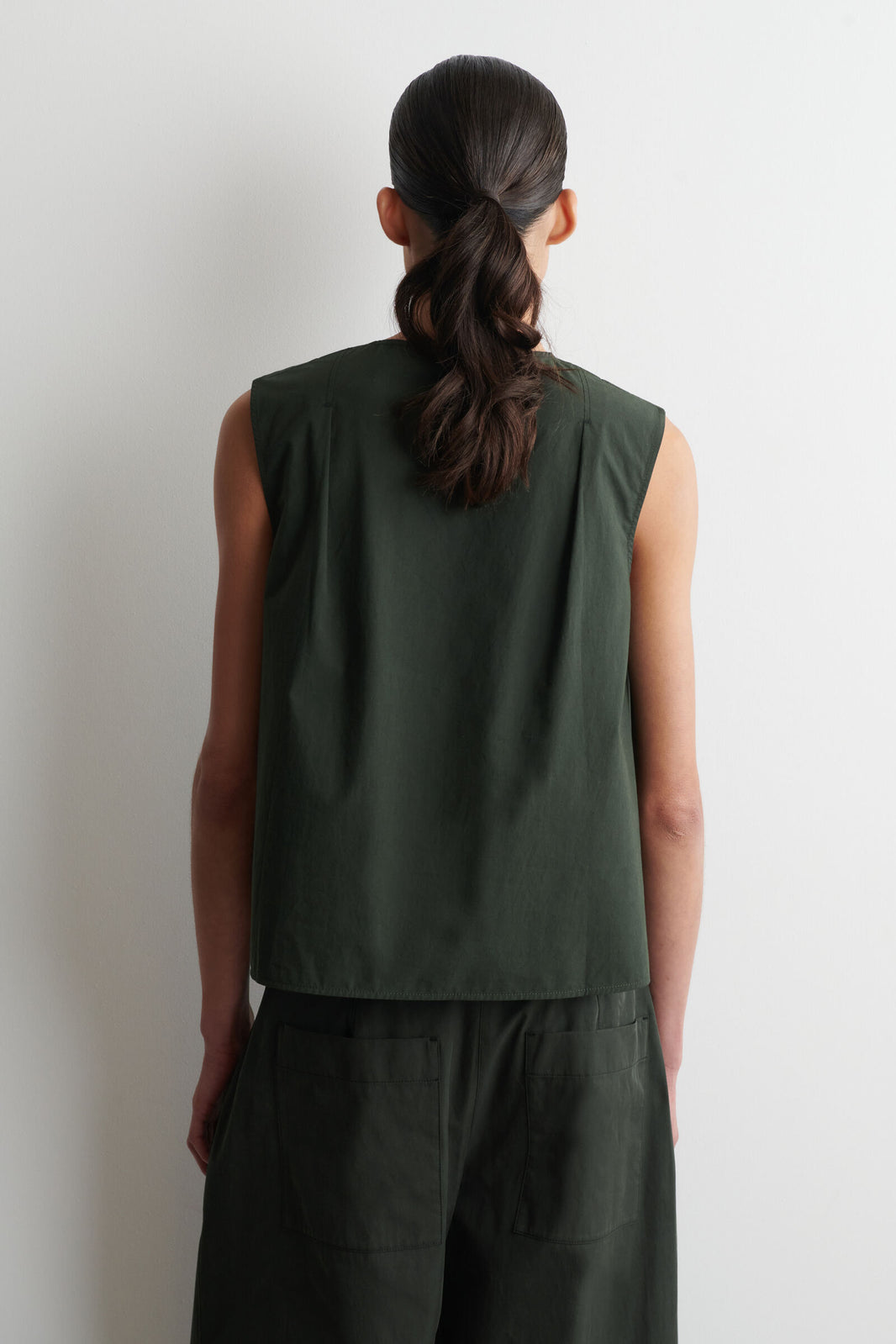 BLUSA SIN MANGAS CON PLIEGUES - VERDE OSCURO