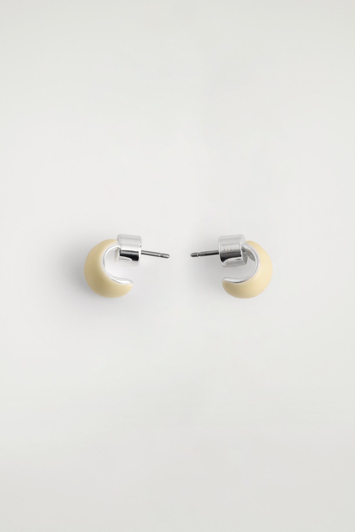 MINI ARETES DE MEDIO ARO - AMARILLO MANTEQUILLA | DescriptiveDetail