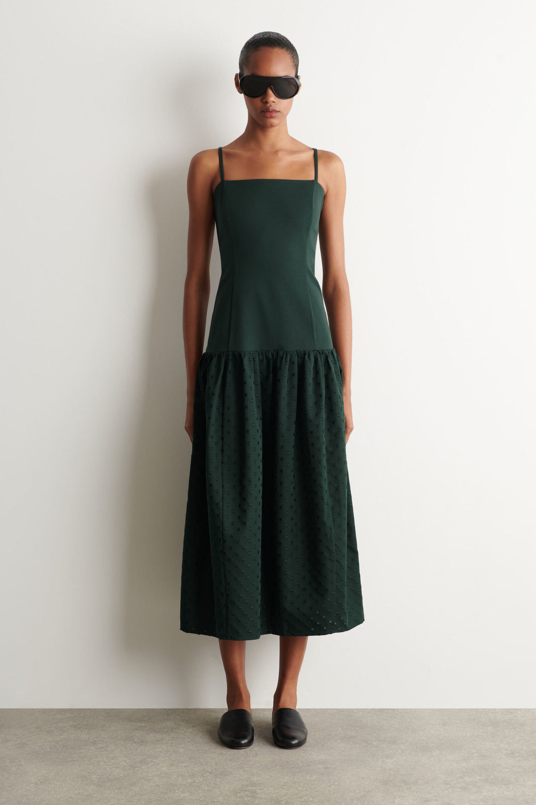 VESTIDO CON CINTURA CAÍDA Y LUNARES - VERDE / LUNARES