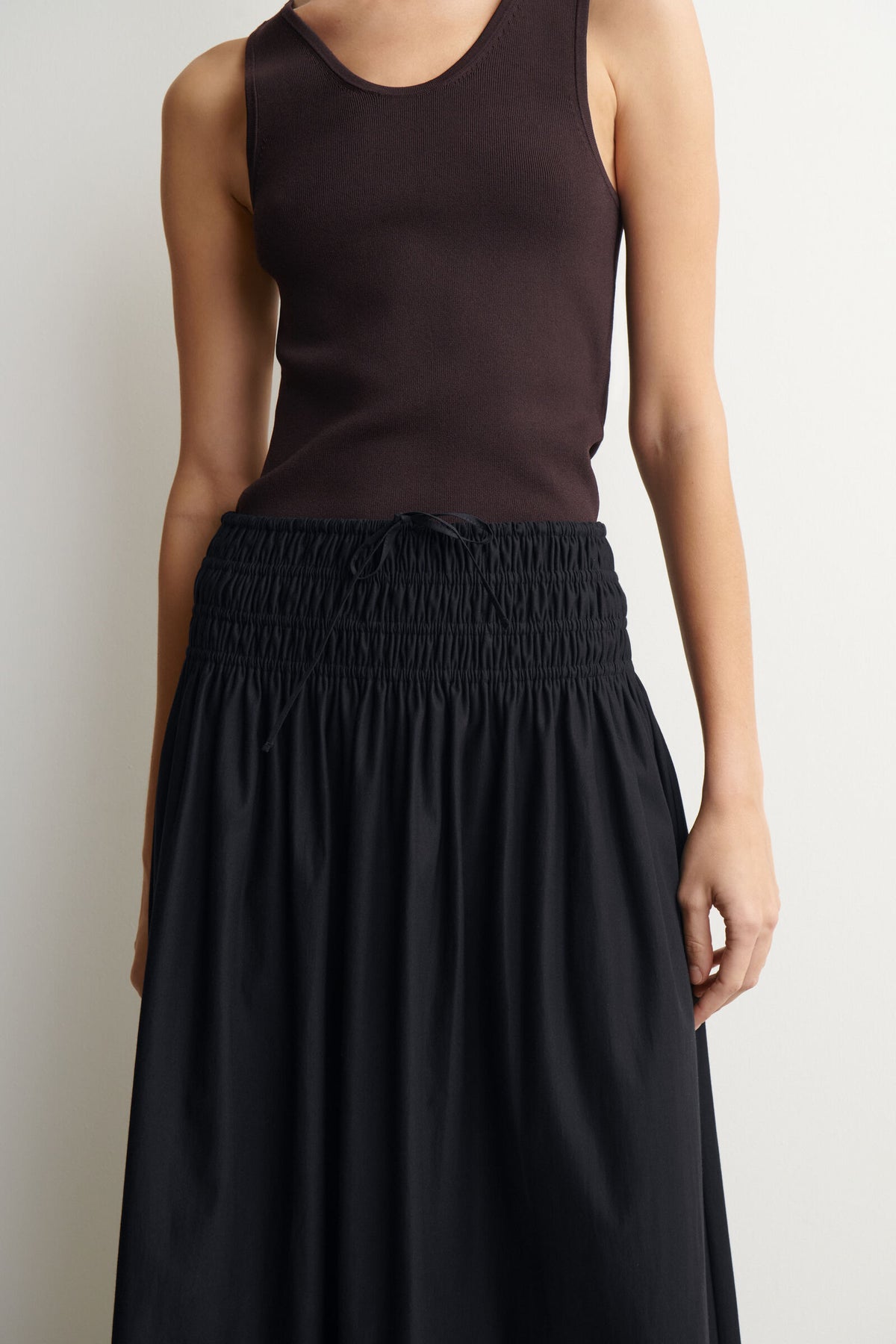 FALDA MIDI CON CINTURA FRUNCIDA - NEGRO