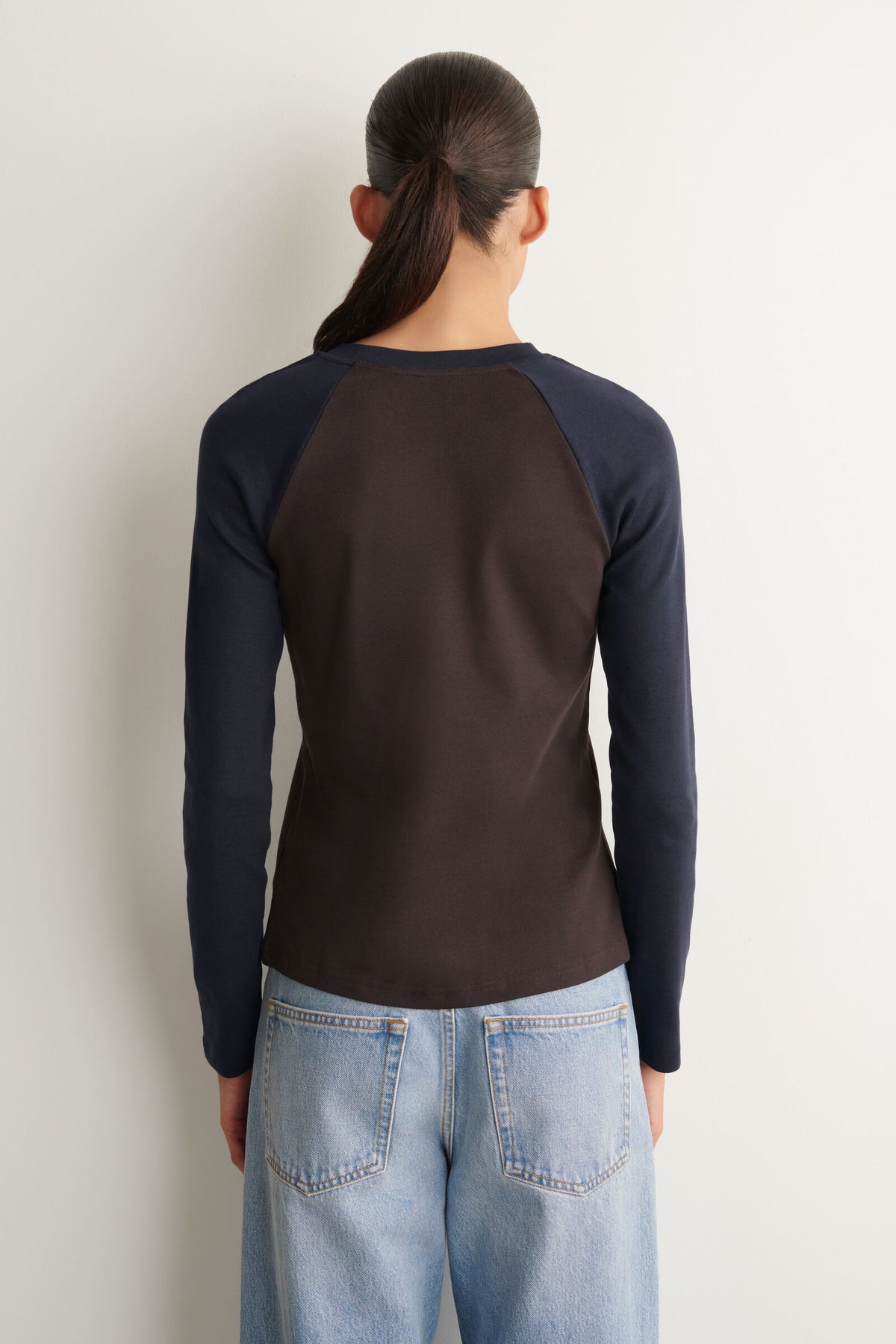 PLAYERA DE ALGODÓN RAGLÁN DE MANGA LARGA - MARRÓN / AZUL MARINO