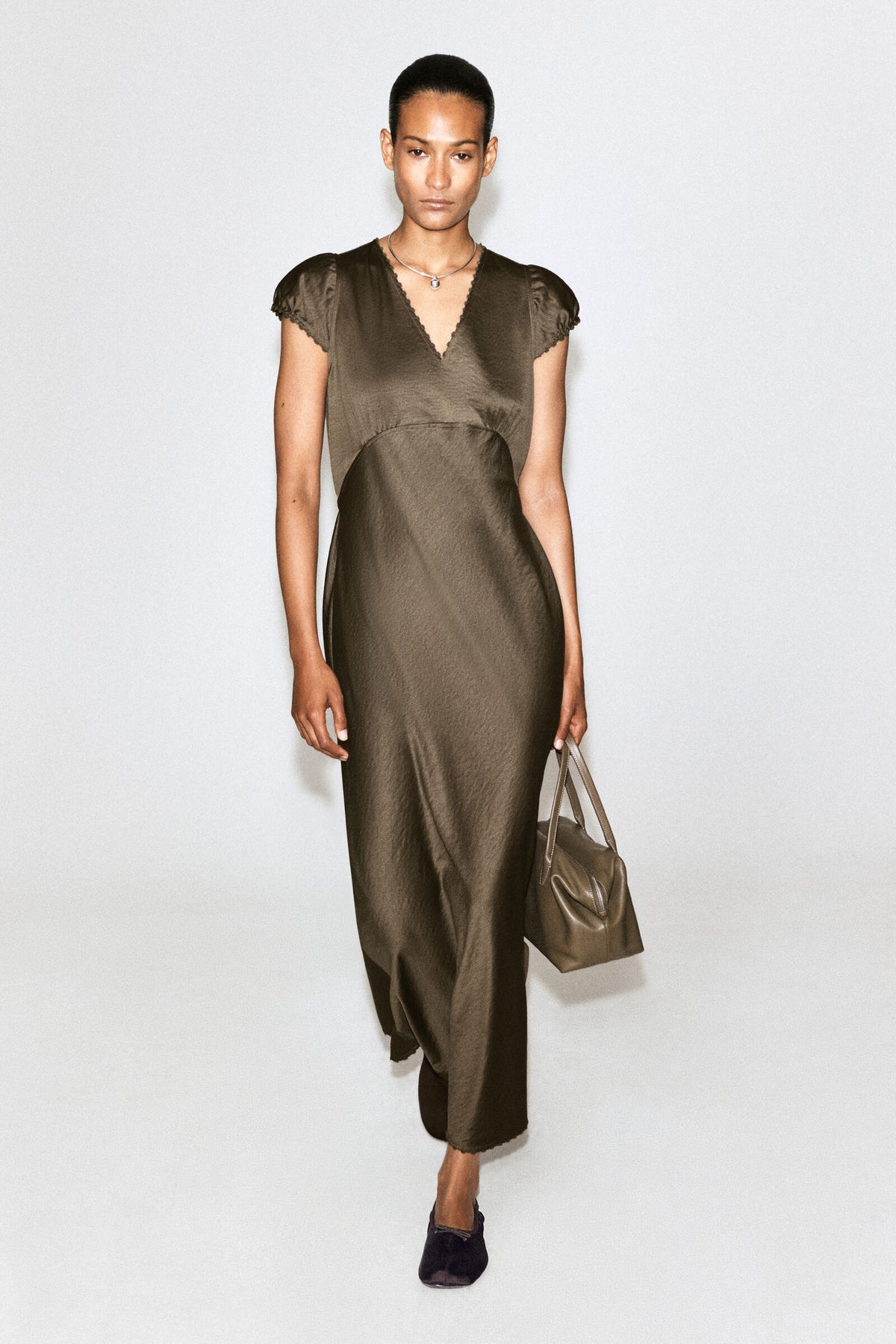 VESTIDO MIDI DE SATÉN BORDADO - MARRÓN