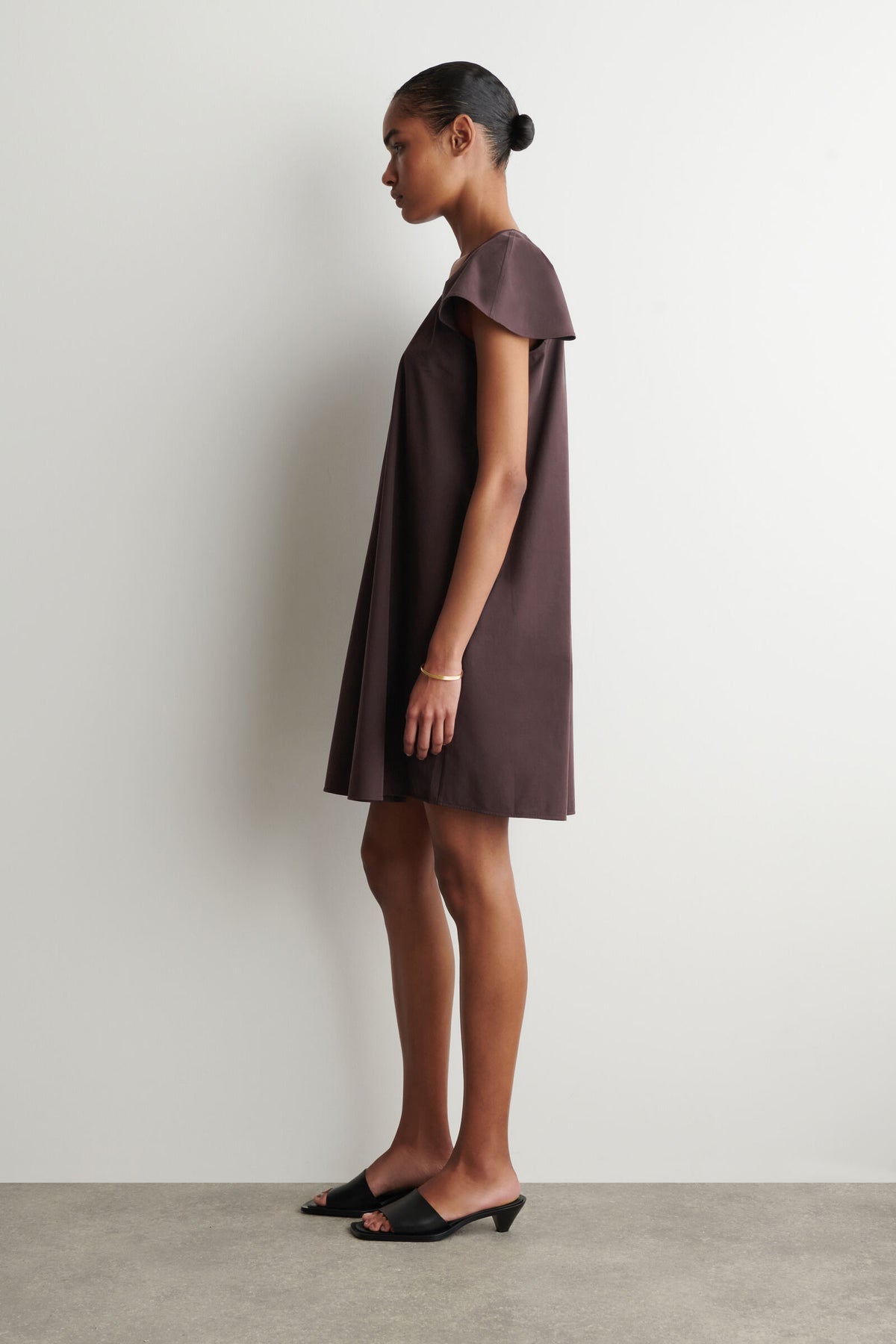 VESTIDO MINI DE ALGODÓN CON MANGAS ACAMPANADAS - MARRÓN OSCURO