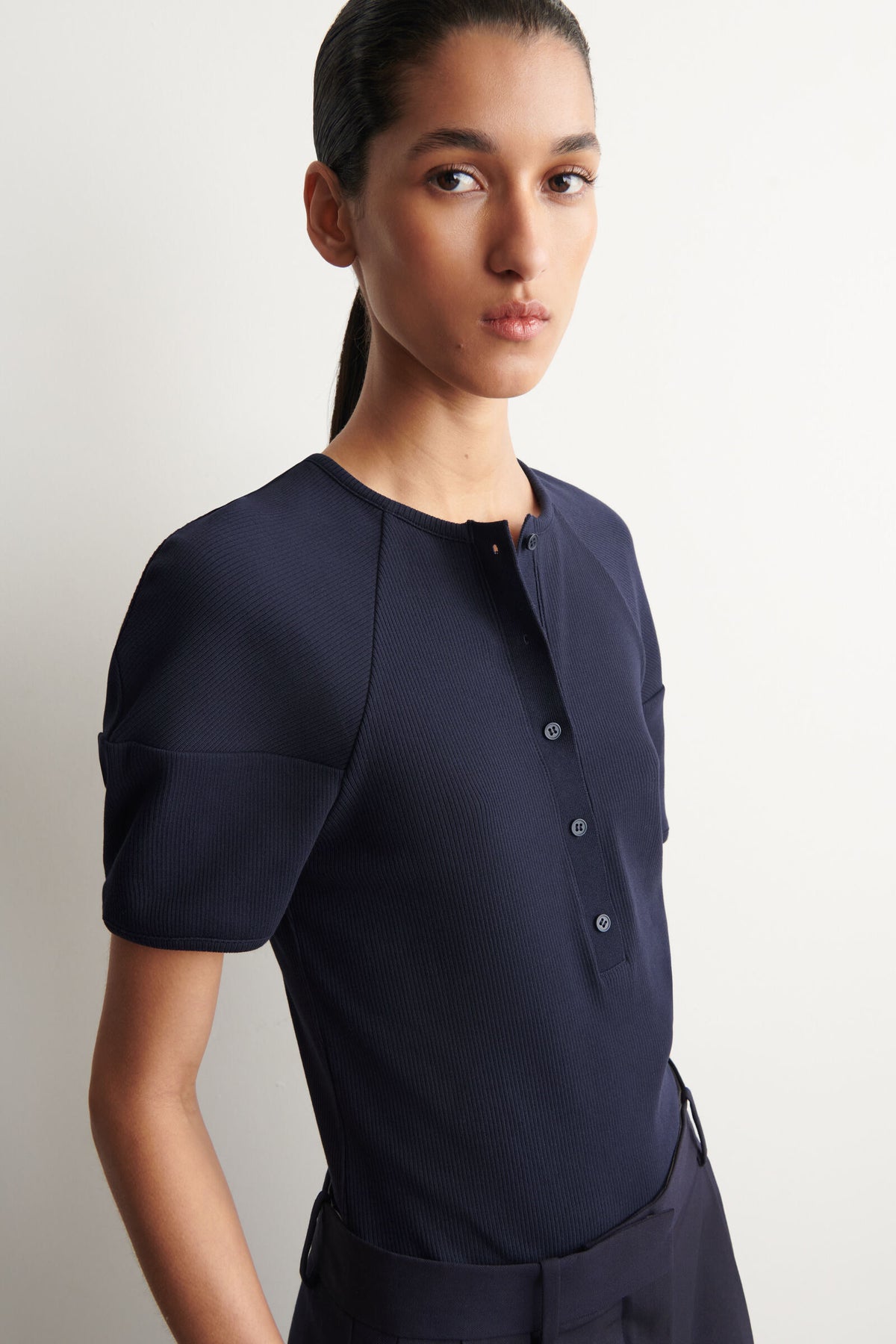 BLUSA HENLEY REDONDA DE JERSEY ACANALADO - AZUL MARINO - StillMedia/Lookbook