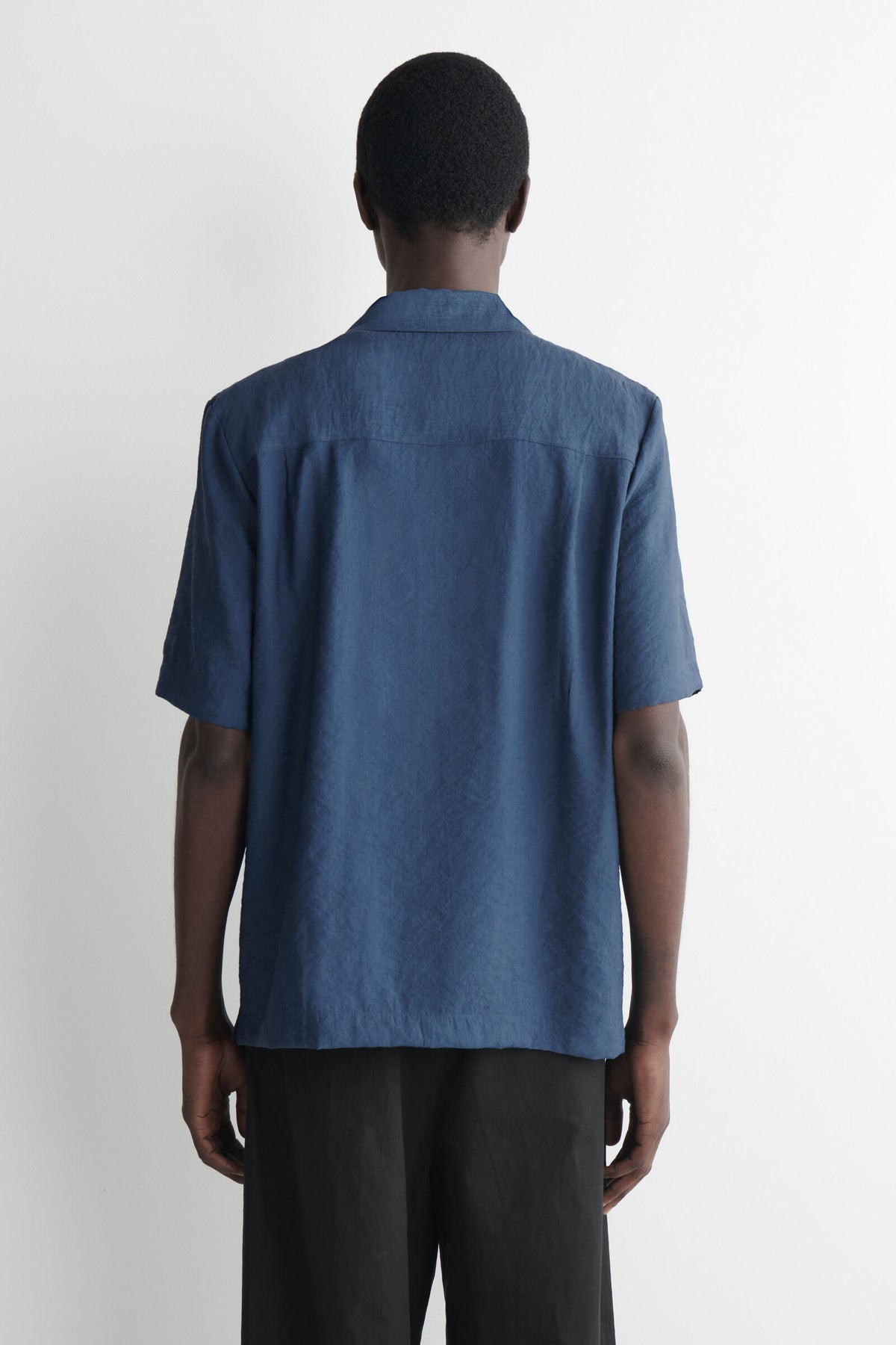 CAMISA CON CUELLO DE CAMPAMENTO - AZUL