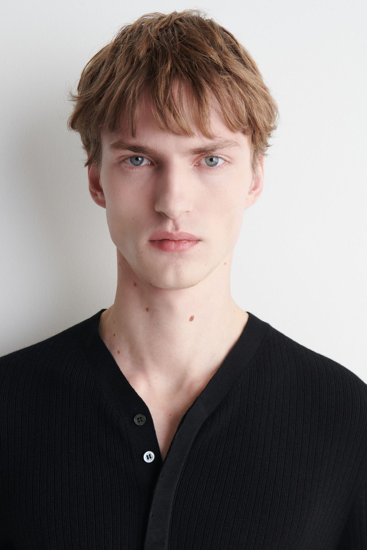 TOP HENLEY DE PUNTO ACANALADO - NEGRO