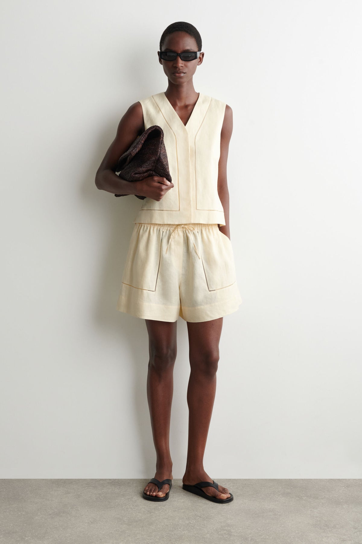 SHORTS DE LINO CON DETALLES BORDADOS - AMARILLO MANTEQUILLA - StillMedia/Lookbook