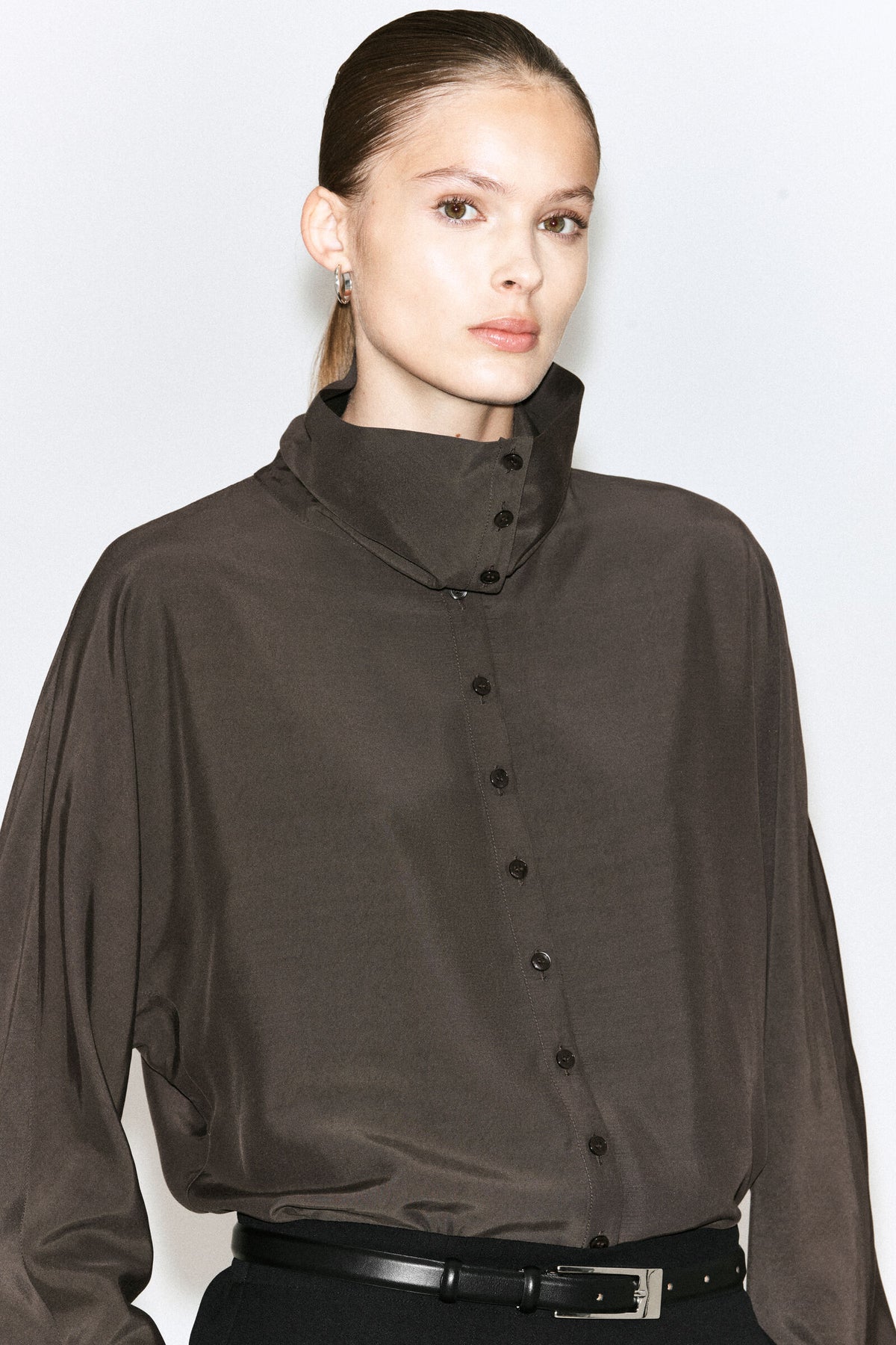 BLUSA FLUIDA DE CUELLO ALTO - GRIS