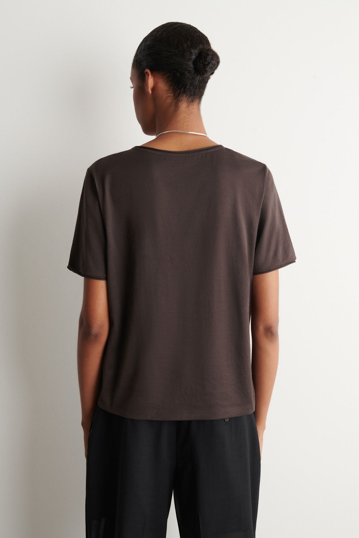 CAMISETA DE ALGODÓN LIGERO CON CUELLO U - MARRÓN