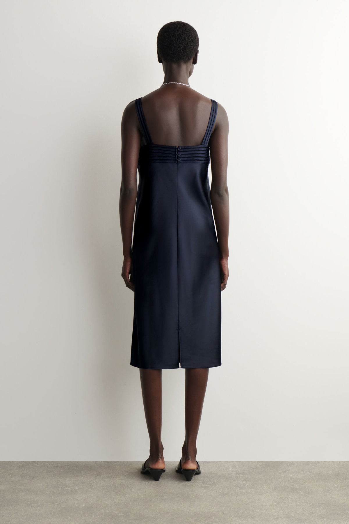 VESTIDO DE SATÍN CON PUNTADAS ABIERTAS - AZUL MARINO - StillMedia/Lookbook