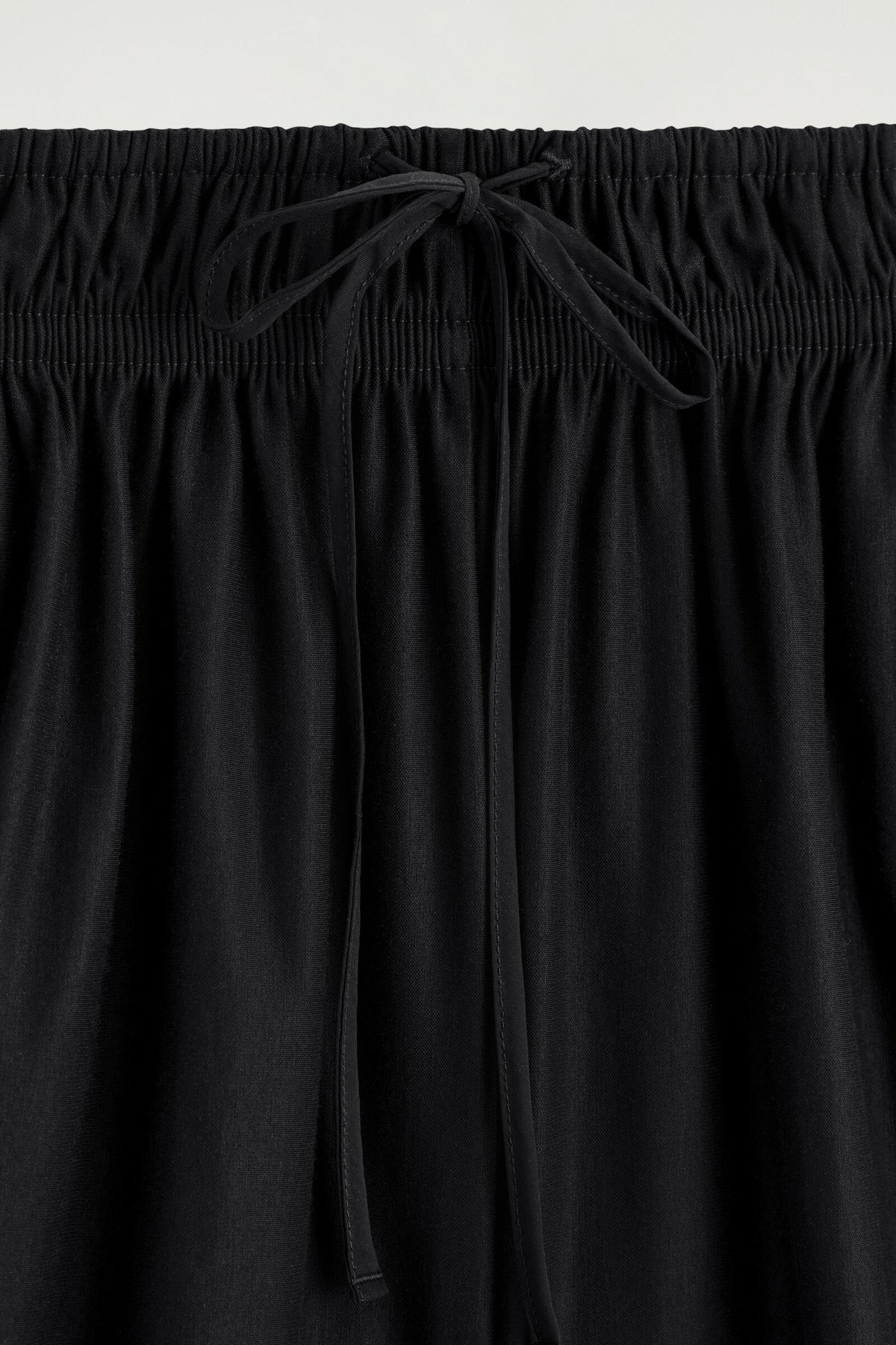 SHORTS CON CINTURA FRUNCIDA - NEGRO | DescriptiveDetail