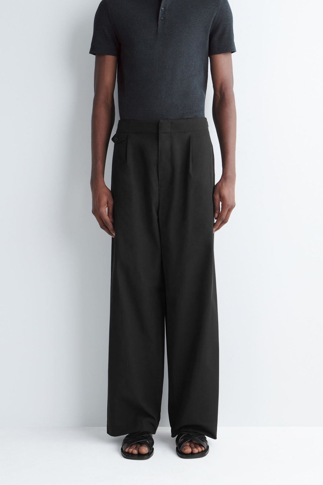PANTALONES DE CORTE RELAJADO Y PIERNA ANCHA CON BOLSILLOS - NEGRO