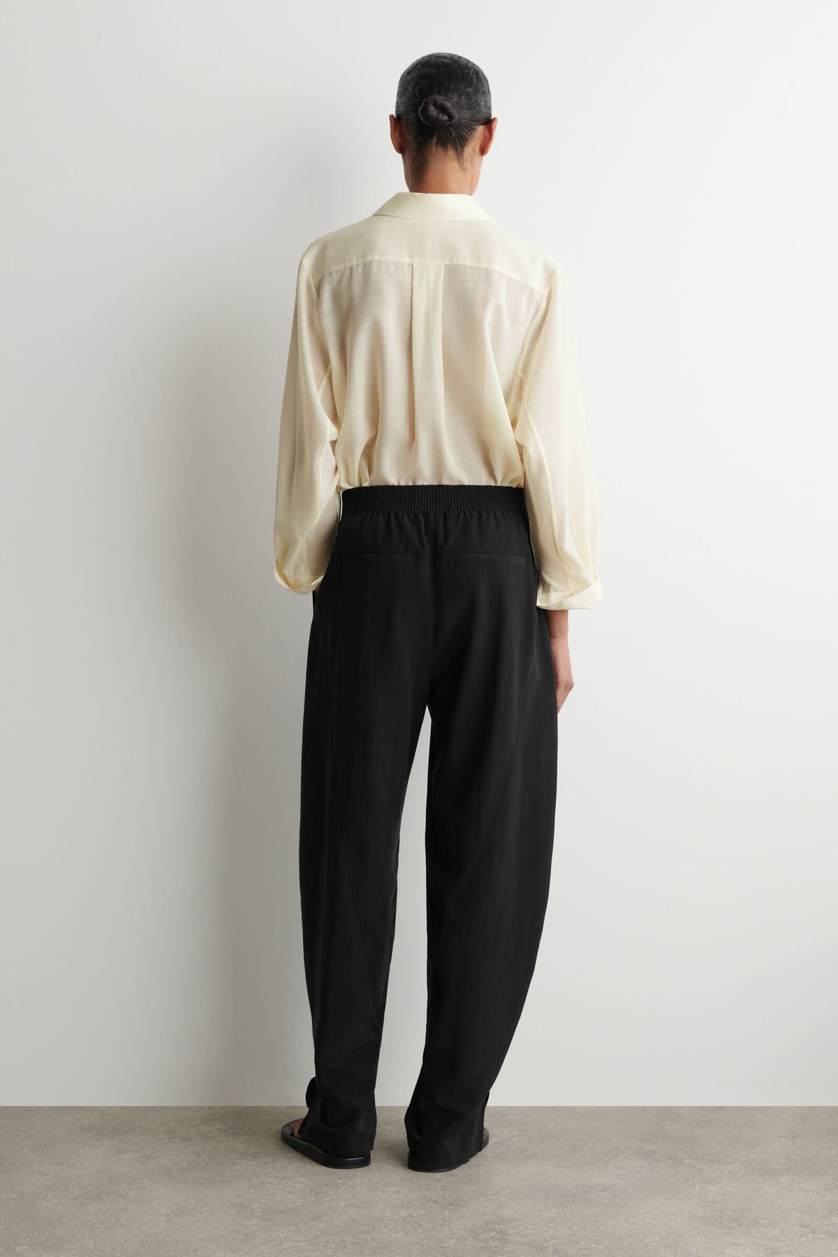 PANTALONES DE TELA CON PIERNA BARREL Y ELÁSTICO - NEGRO
