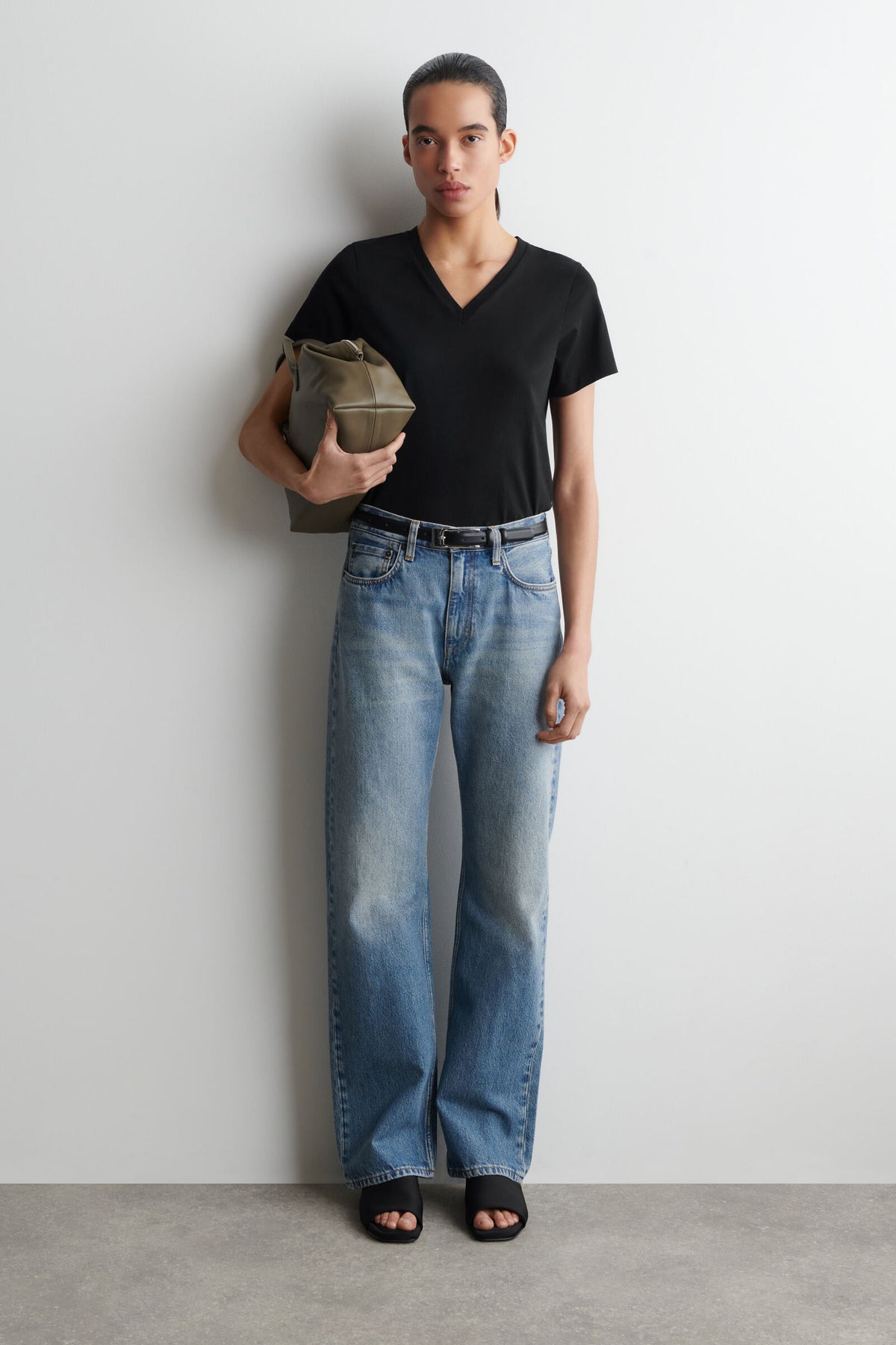 CAMISETA ALGODÓN CUELLO PICO - NEGRO