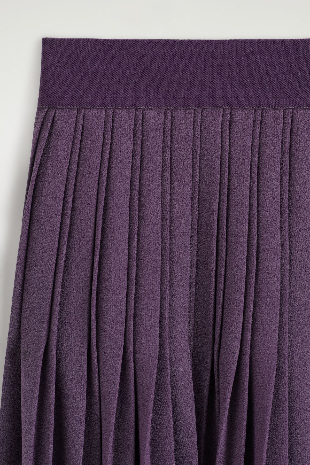 FALDA MIDI DE CREP PLISADA - MORADO | DescriptiveDetail