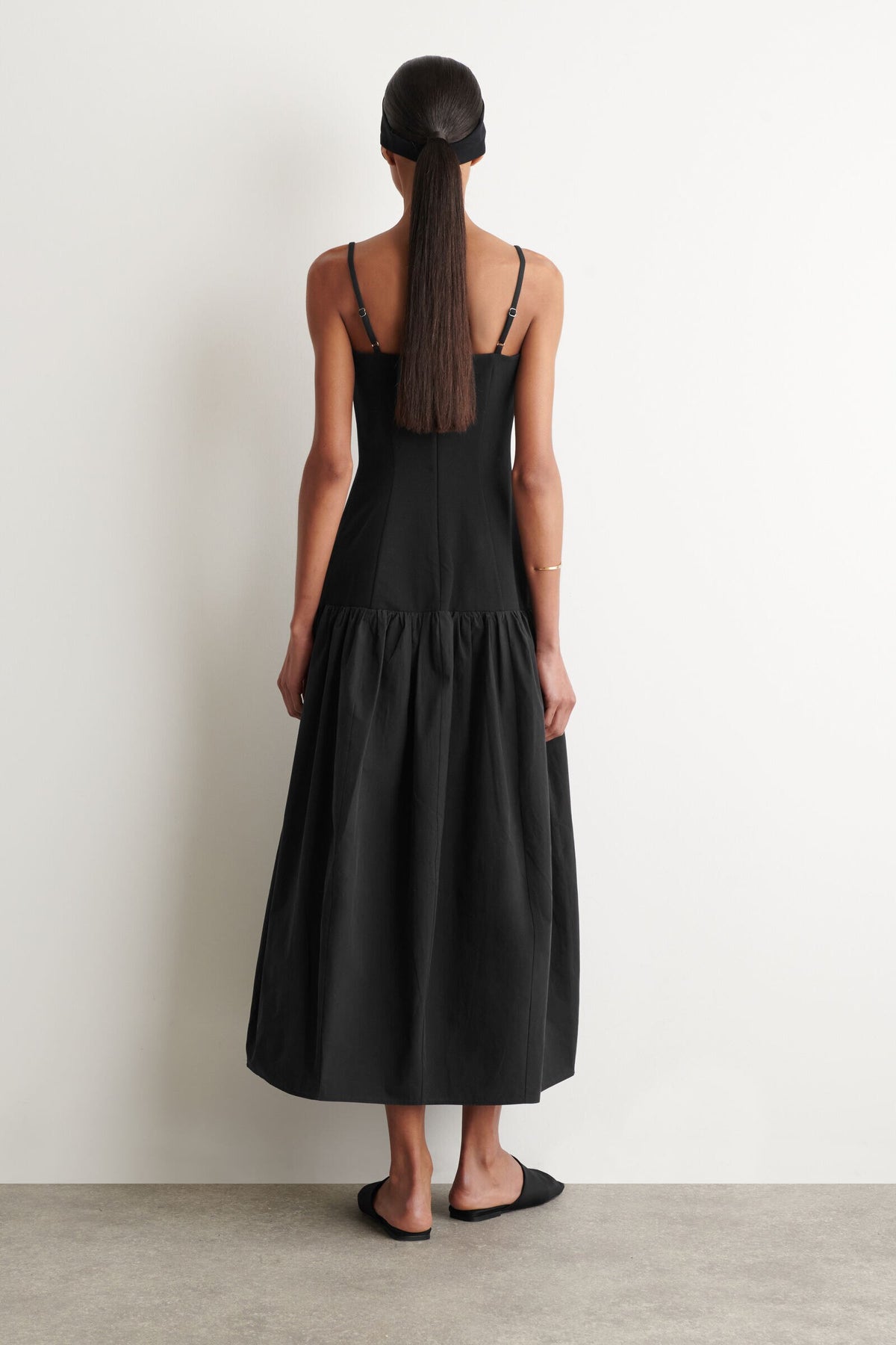 VESTIDO MIDI ESCULTÓRICO CON CINTURA CAÍDA - NEGRO