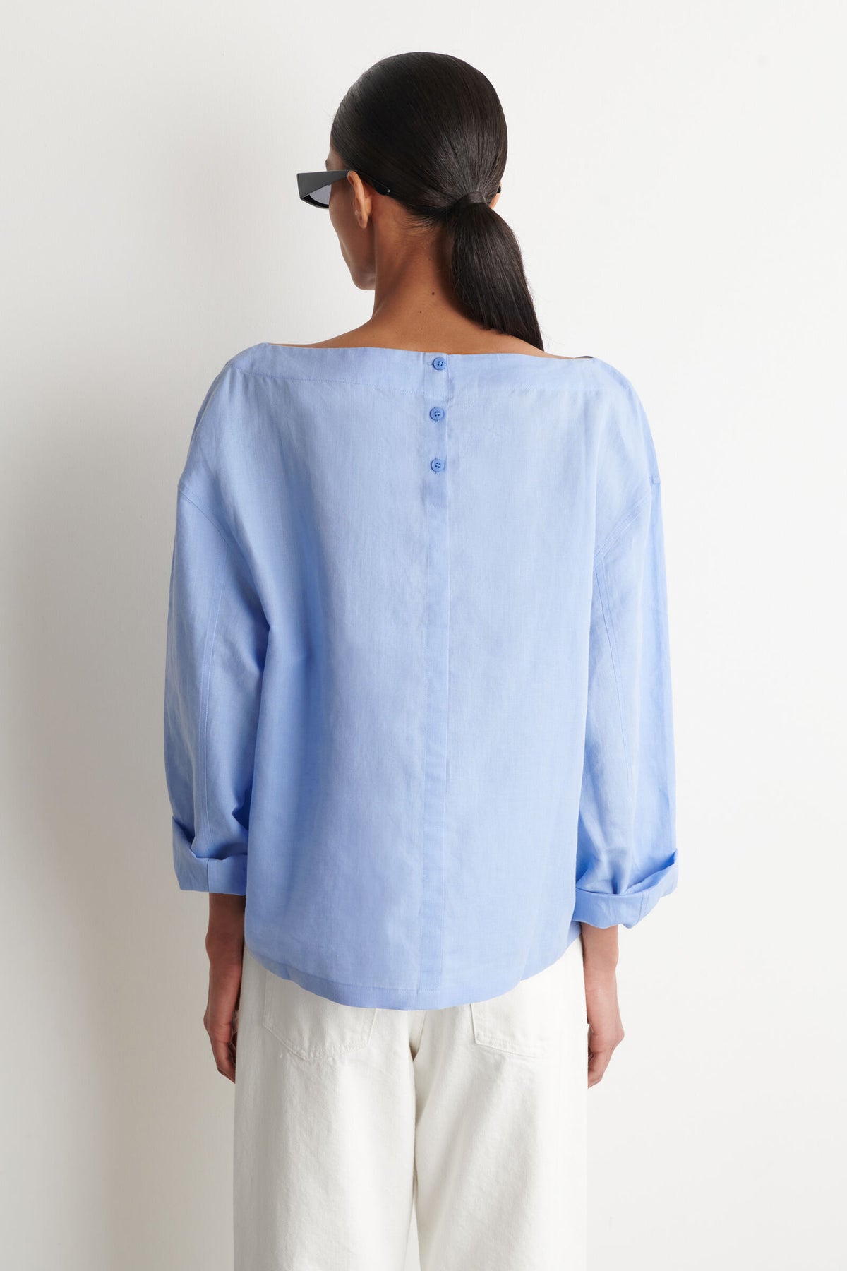 BLUSA DE LINO CON ESCOTE DE BOTE - AZUL CLARO - StillMedia/Lookbook