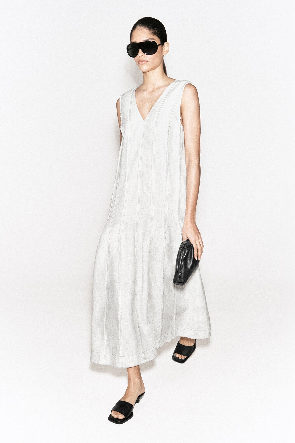 VESTIDO MIDI DE LINO PLISADO Y ESCULTÓRICO - GRIS CLARO