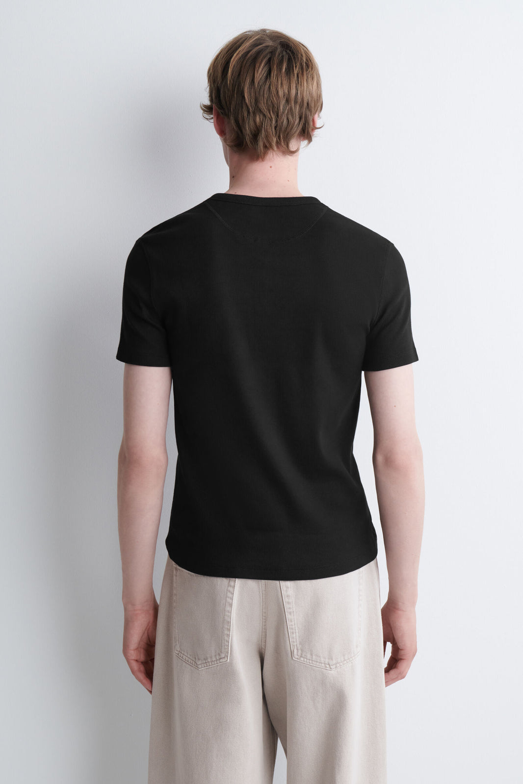 CAMISETA HENLEY ACANALADA AJUSTADA - NEGRO