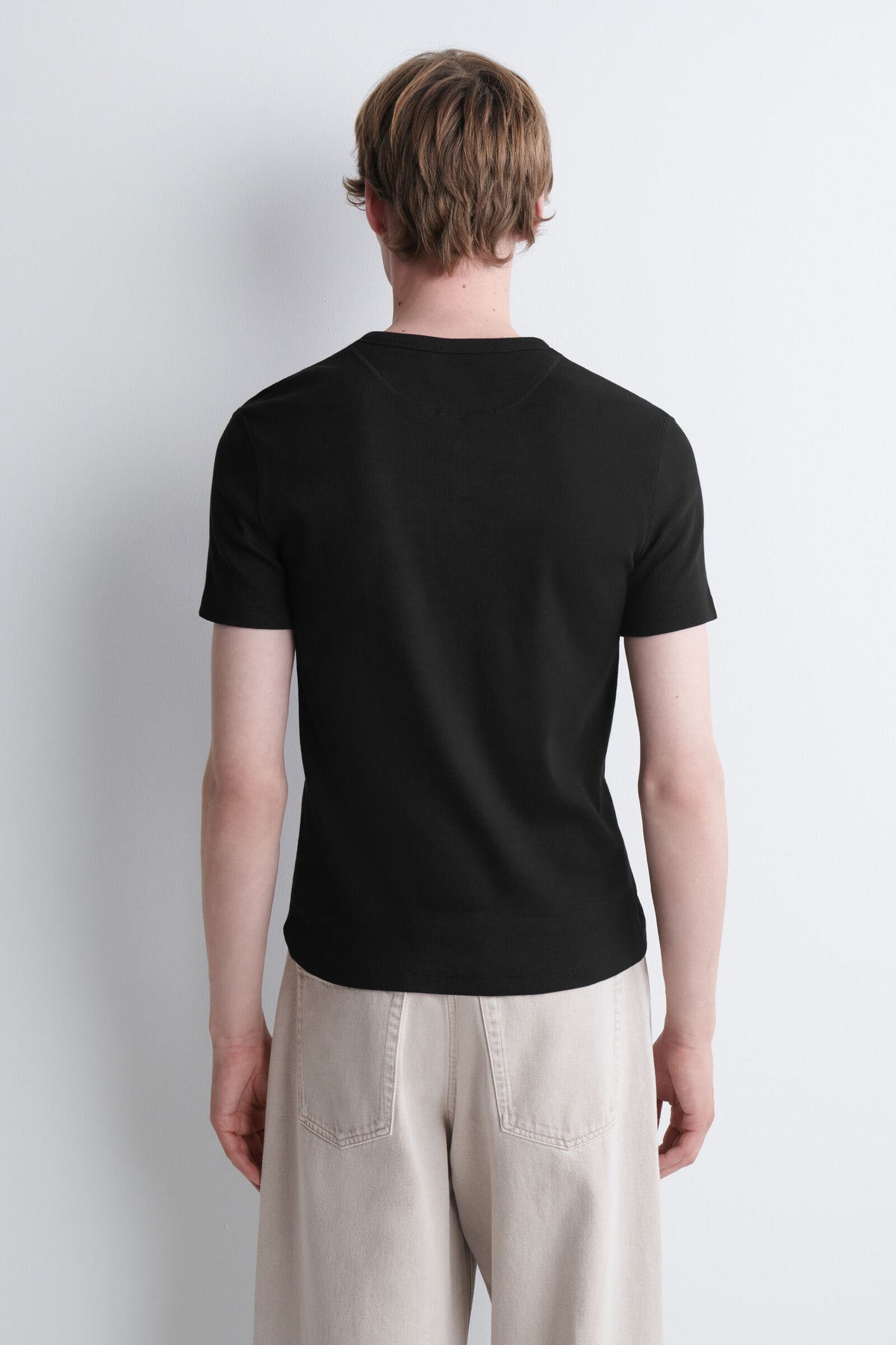 CAMISETA HENLEY ACANALADA AJUSTADA - NEGRO