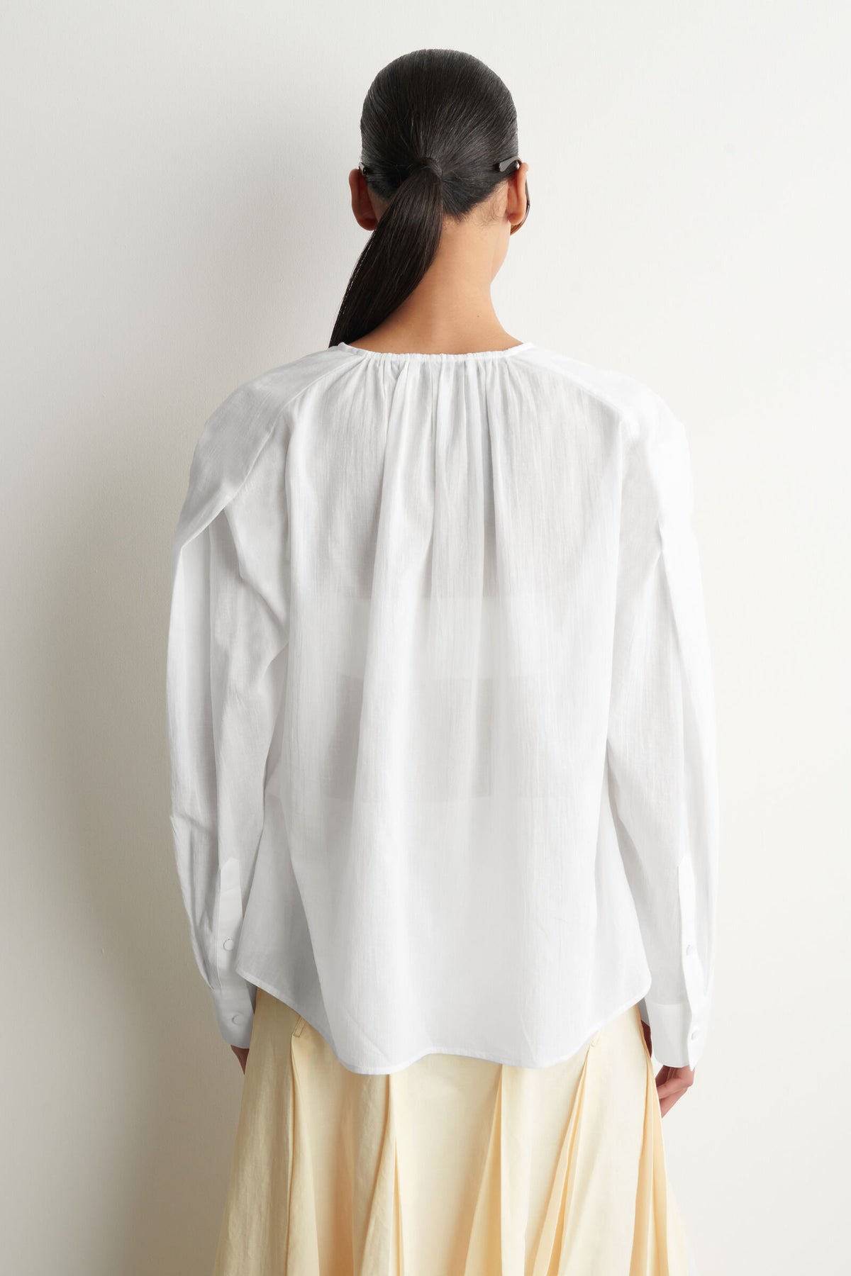 CAMISA DE ALGODÓN LIGERO CON ESCOTE EN V Y FRUNCE - BLANCO