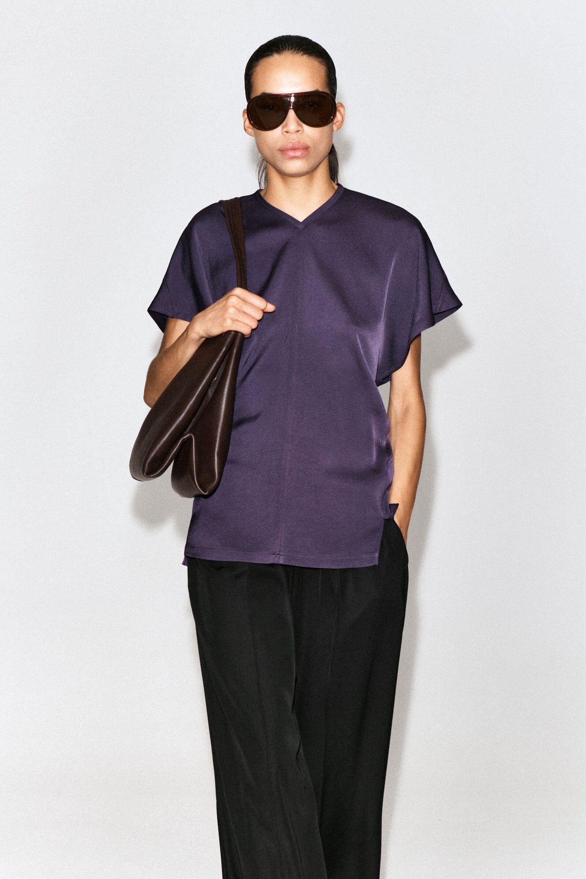BLUSA DE CREPÉ DRAPEADO CON CUELLO EN V - MORADO OSCURO
