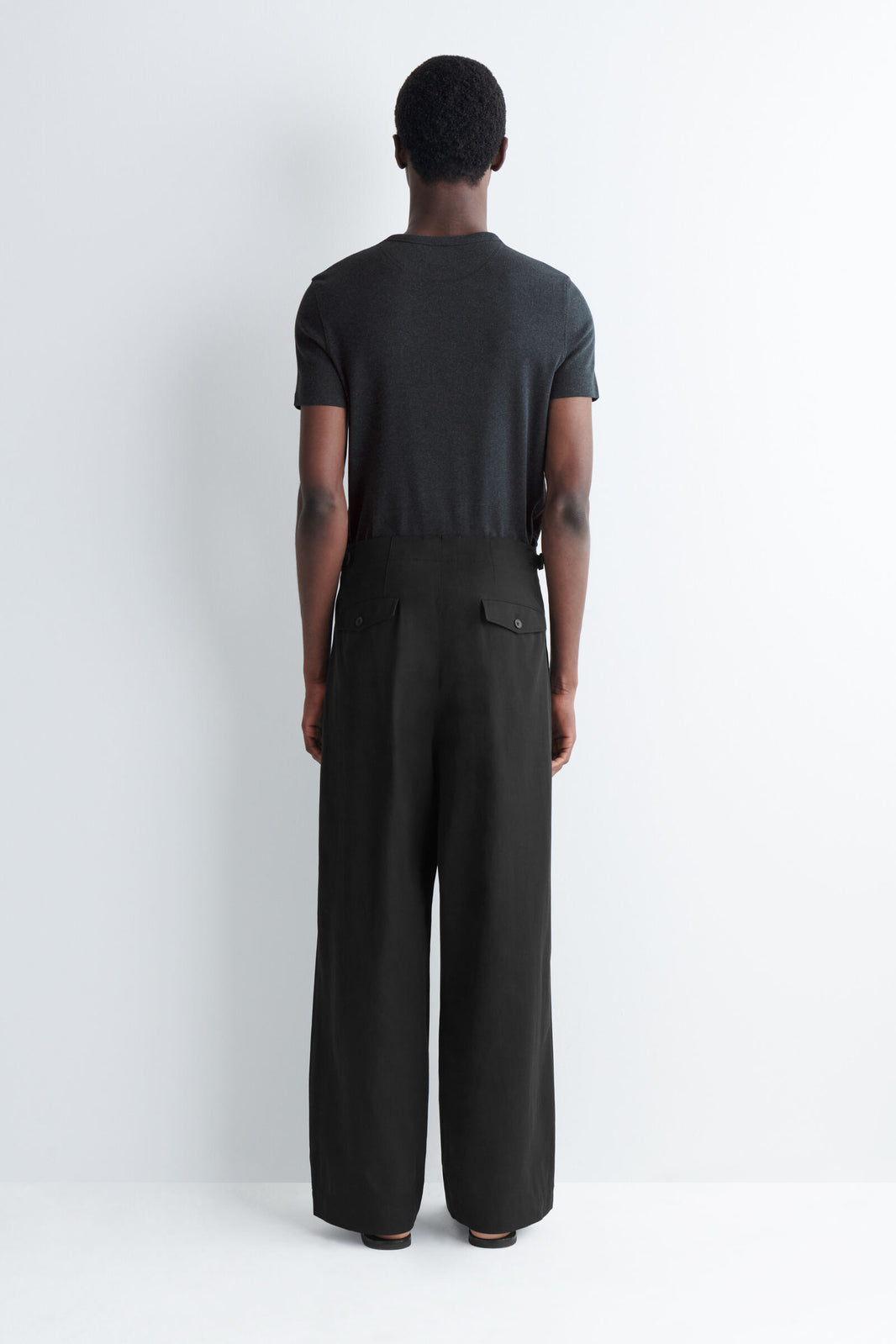 PANTALONES DE CORTE RELAJADO Y PIERNA ANCHA CON BOLSILLOS - NEGRO