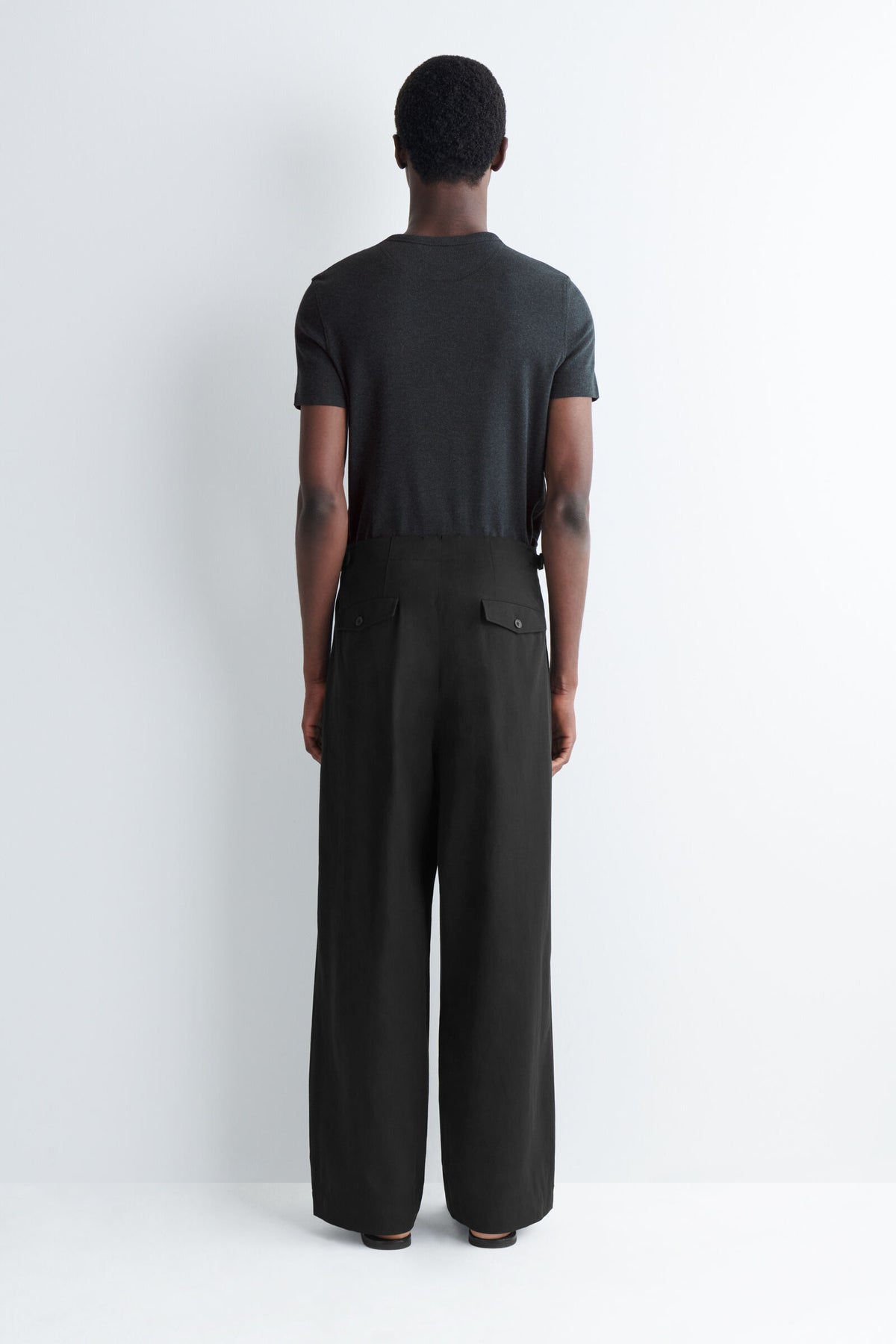PANTALONES DE CORTE RELAJADO Y PIERNA ANCHA CON BOLSILLOS - NEGRO