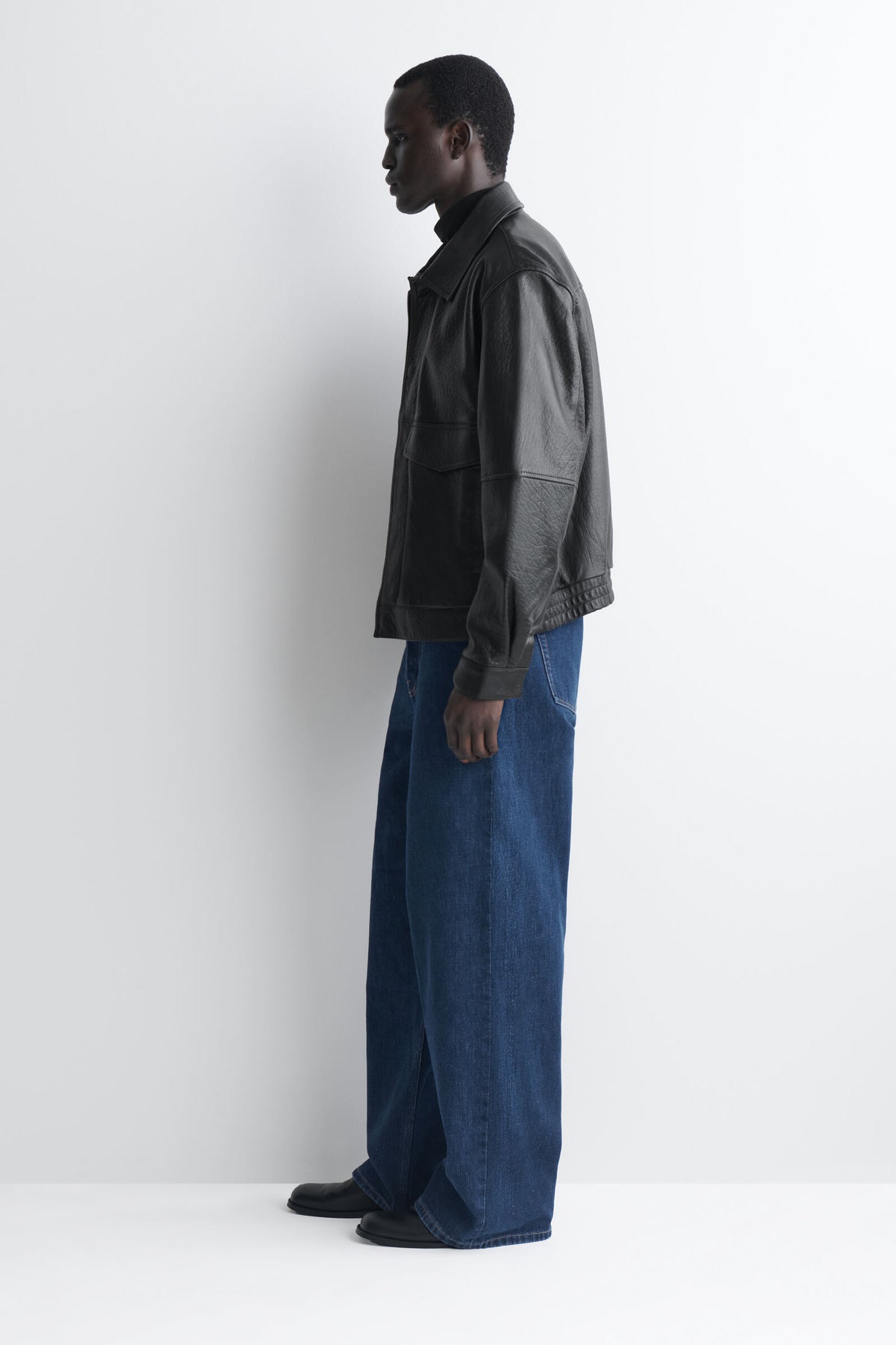 JEANS SELVEDGE DE CORTE SUELTO Y PIERNA ANCHA - AZUL OSCURO